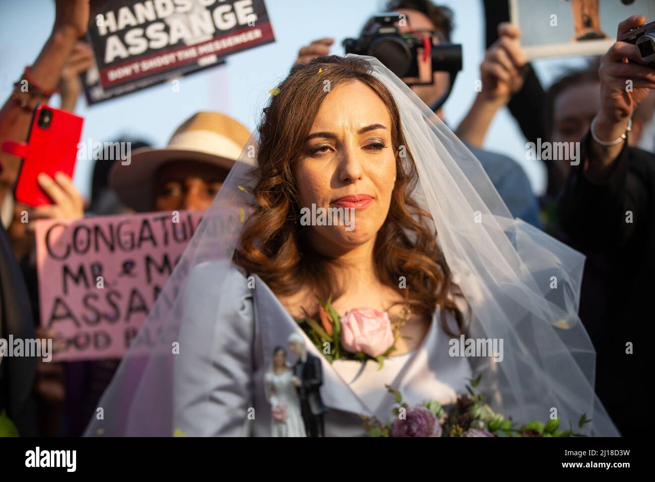 Londres, Inglaterra, Reino Unido. 23rd Mar, 2022. STELLA MORRIS es visto cortar pastel de boda fuera de la prisión de Belmarsh después de casarse con el fundador de Wikileaks Julian Assange dentro de la prisión. (Imagen de crédito: © Tayfun Salci/ZUMA Press Wire) Crédito: ZUMA Press, Inc./Alamy Live News Foto de stock