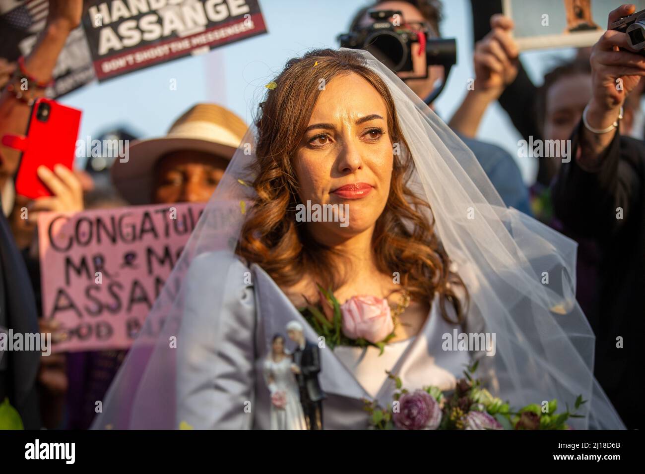 Londres, Inglaterra, Reino Unido. 23rd Mar, 2022. STELLA MORRIS es visto cortar pastel de boda fuera de la prisión de Belmarsh después de casarse con el fundador de Wikileaks Julian Assange dentro de la prisión. (Imagen de crédito: © Tayfun Salci/ZUMA Press Wire) Crédito: ZUMA Press, Inc./Alamy Live News Foto de stock