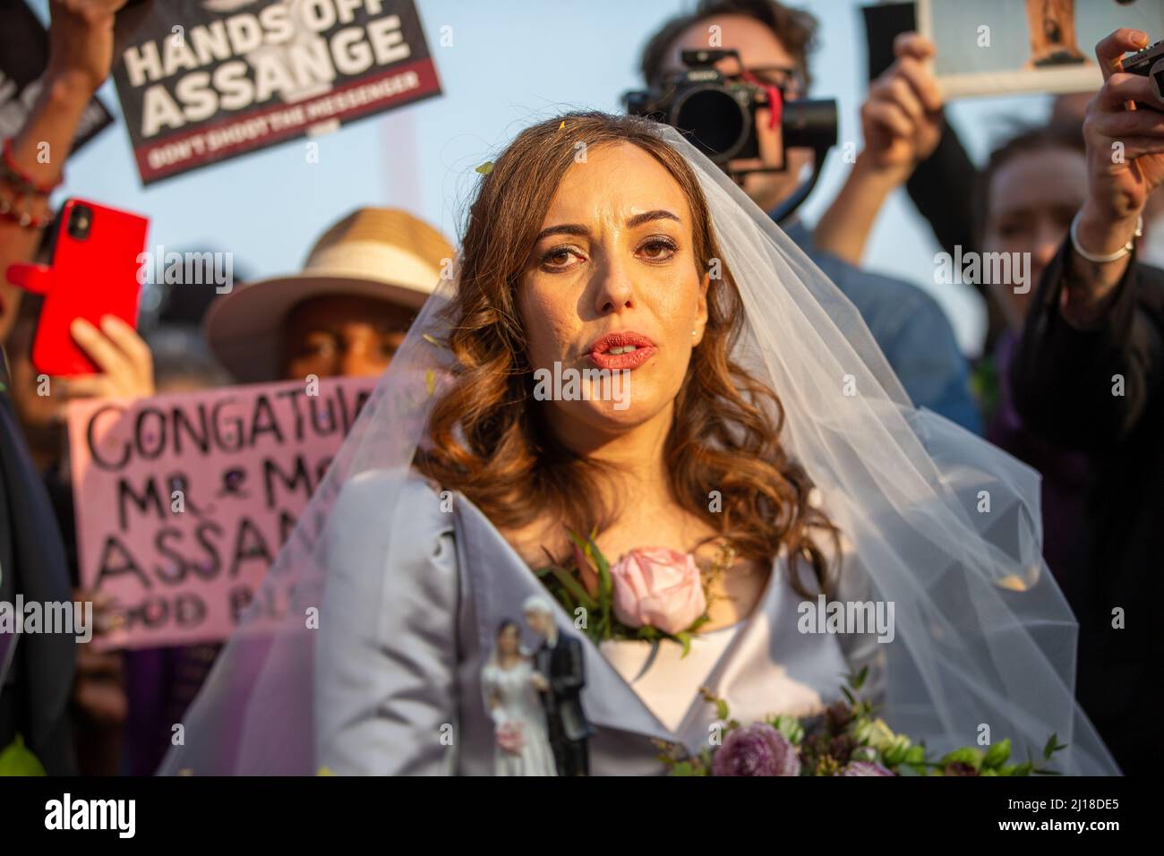 Londres, Inglaterra, Reino Unido. 23rd Mar, 2022. STELLA MORRIS es visto cortar pastel de boda fuera de la prisión de Belmarsh después de casarse con el fundador de Wikileaks Julian Assange dentro de la prisión. (Imagen de crédito: © Tayfun Salci/ZUMA Press Wire) Crédito: ZUMA Press, Inc./Alamy Live News Foto de stock