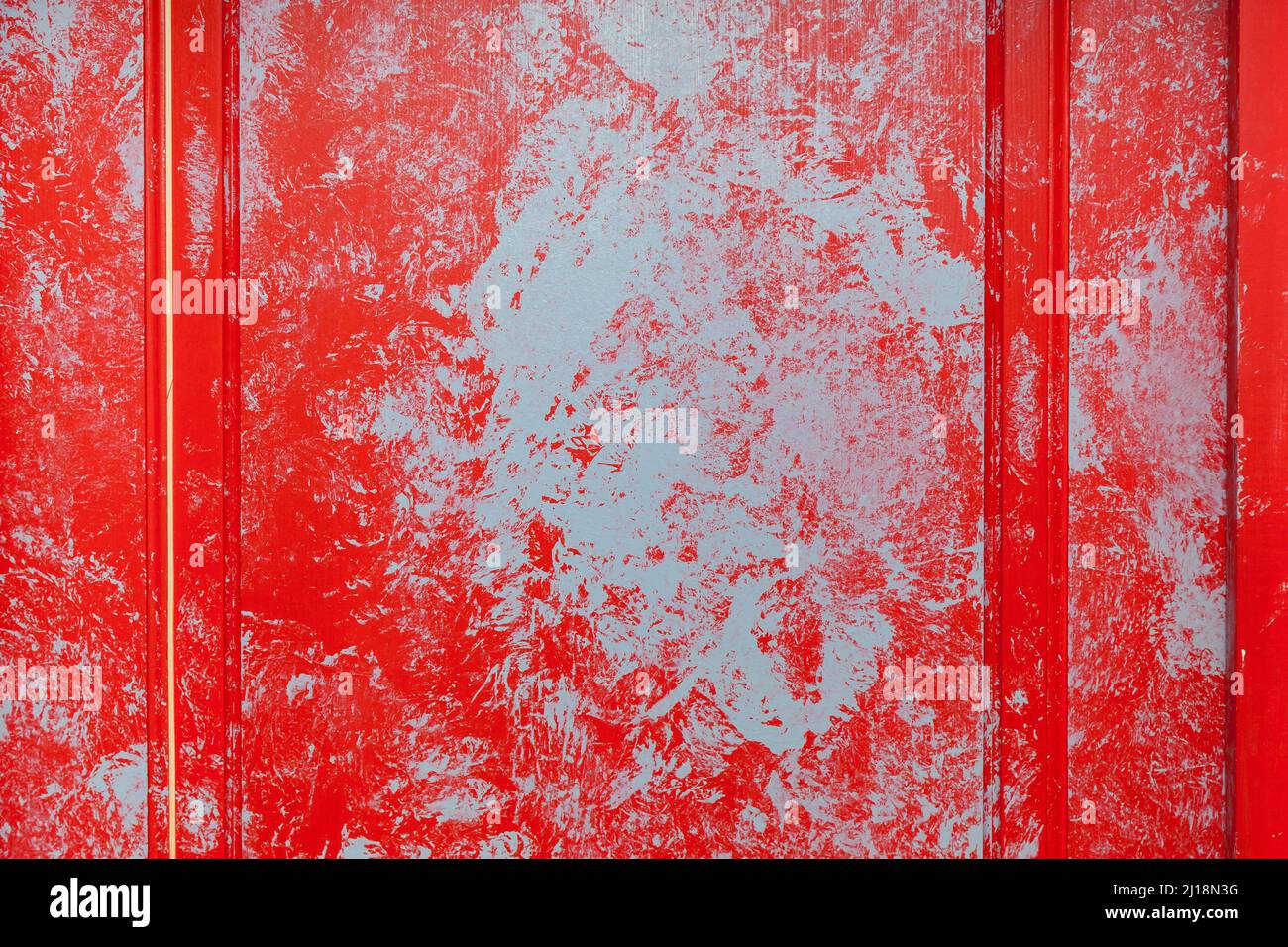 Textura de la vieja puerta de madera pintada de rojo y azul. Fondo para el diseño Foto de stock