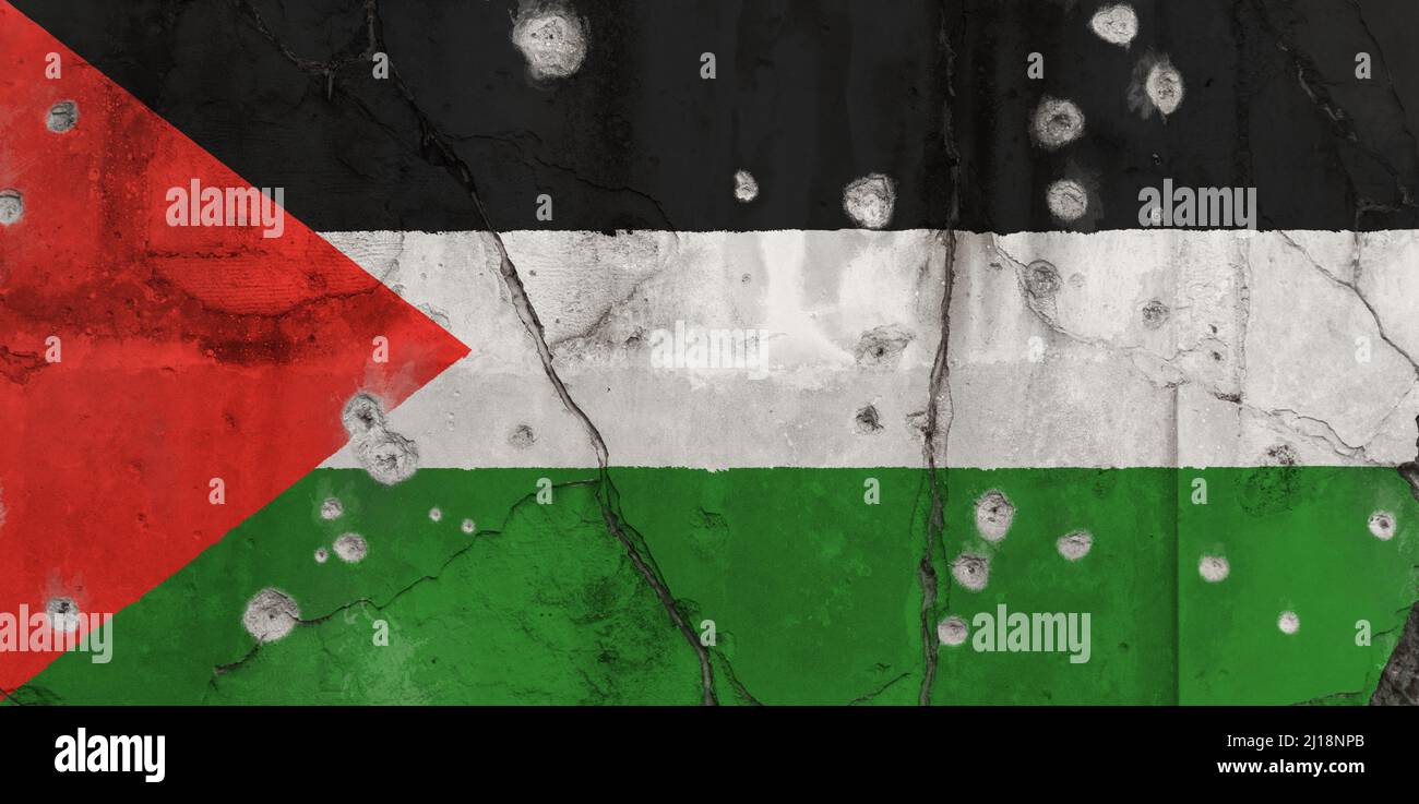 Foto de marco completo de una bandera de Palestina desgastada pintada en una pared agrietada con agujeros de bala. Concepto de violencia y guerra en Palestina. Foto de stock