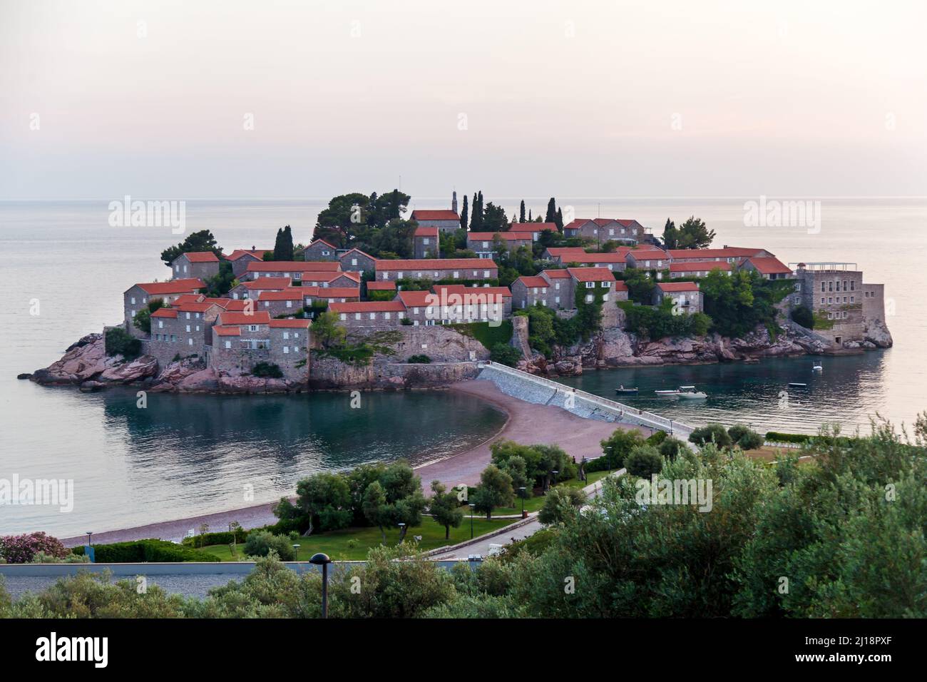 Island Hotel St. Stephen al atardecer en Budva, Montenegro Foto de stock