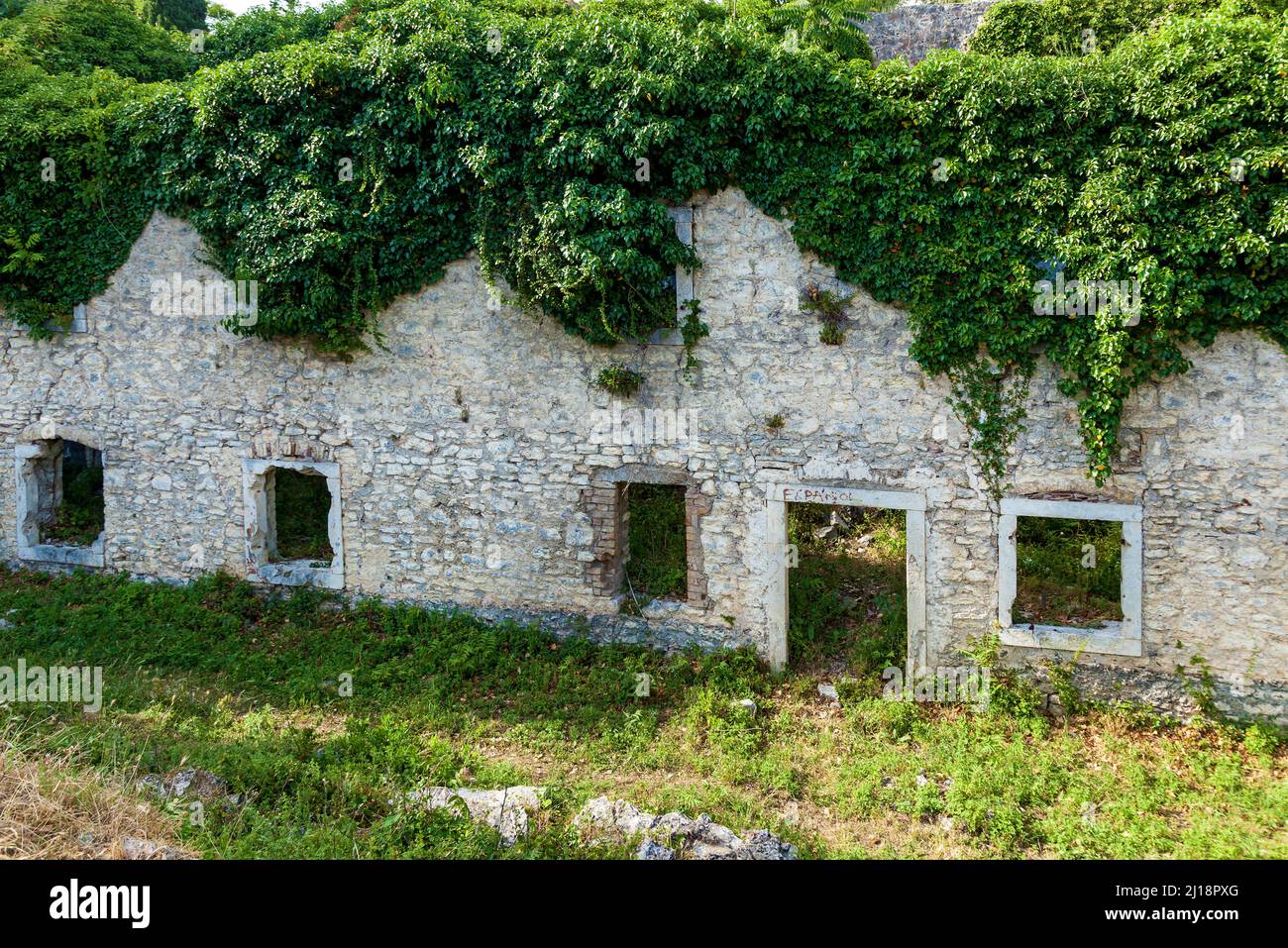 Ruinas y edificios de piedra de la antigua fortaleza de SPANJOLA en Herceg Novi Montenegro Foto de stock
