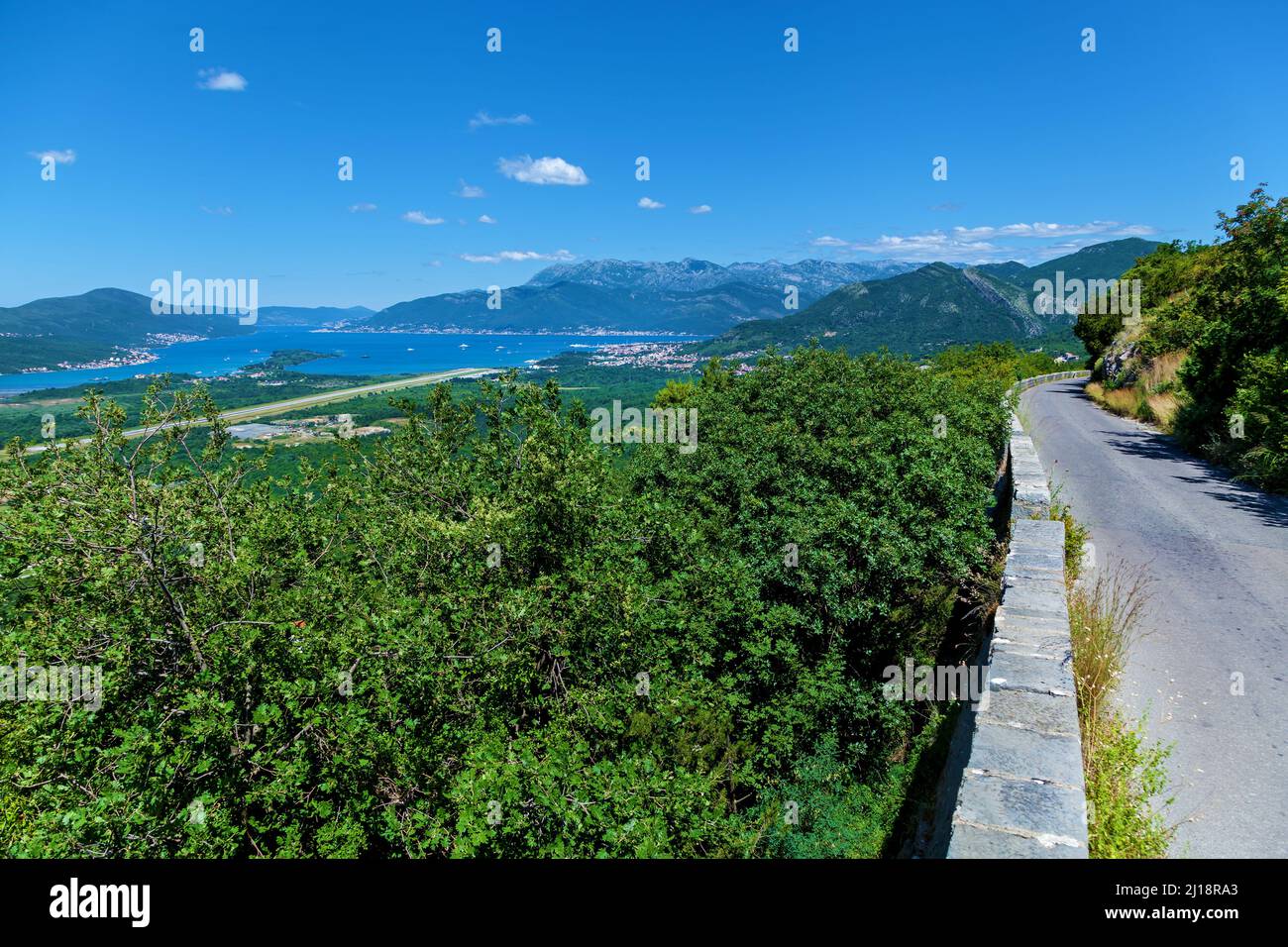 Vista desde la parte superior del aeropuerto en Tivat, Montenegro Foto de stock