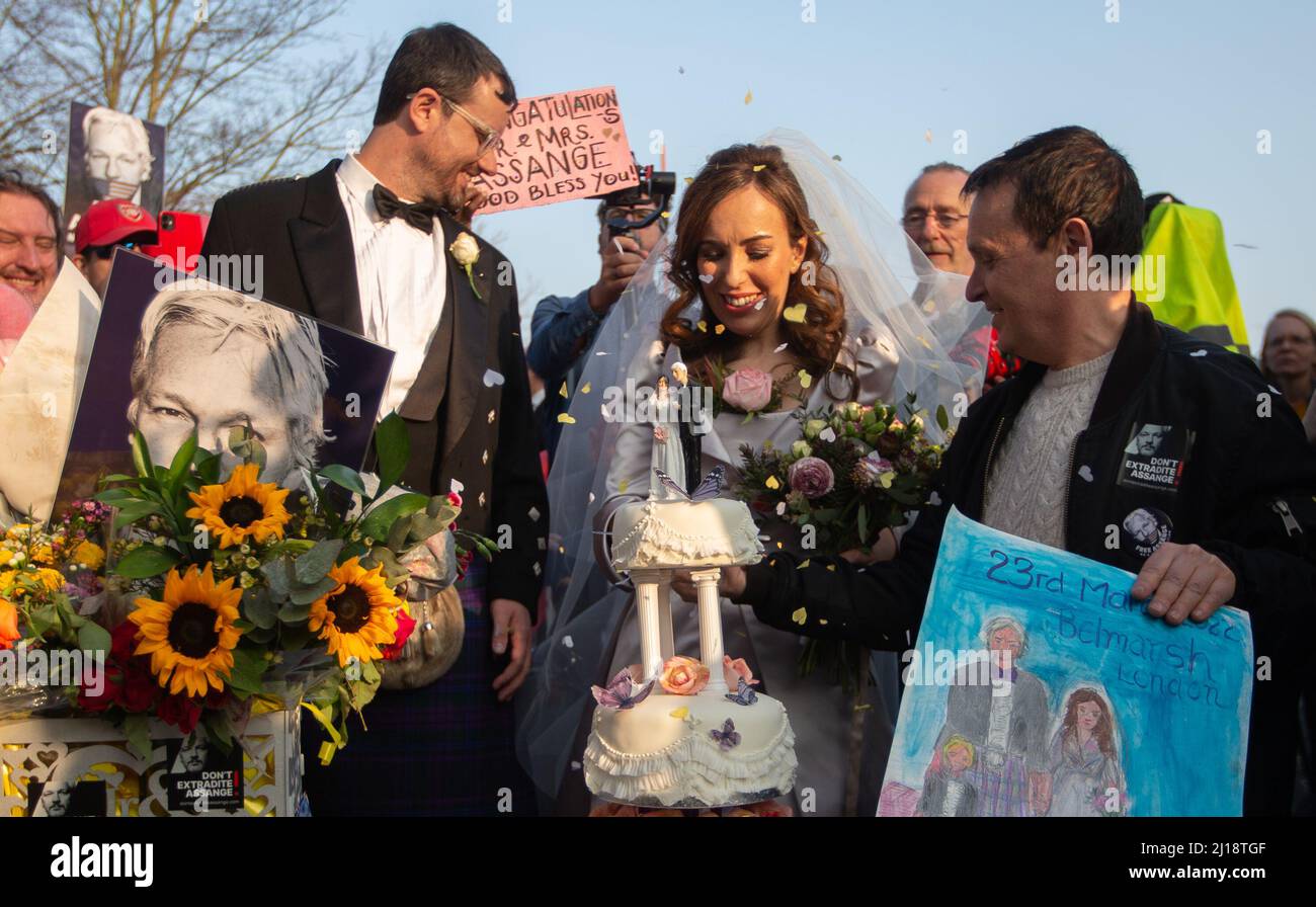 Londres, Inglaterra, Reino Unido. 23rd Mar, 2022. STELLA MORRIS es vista por el pastel de boda fuera de la prisión de Belmarsh después de casarse con el fundador de Wikileaks Julian Assange dentro de la prisión. (Imagen de crédito: © Tayfun Salci/ZUMA Press Wire) Crédito: ZUMA Press, Inc./Alamy Live News Foto de stock