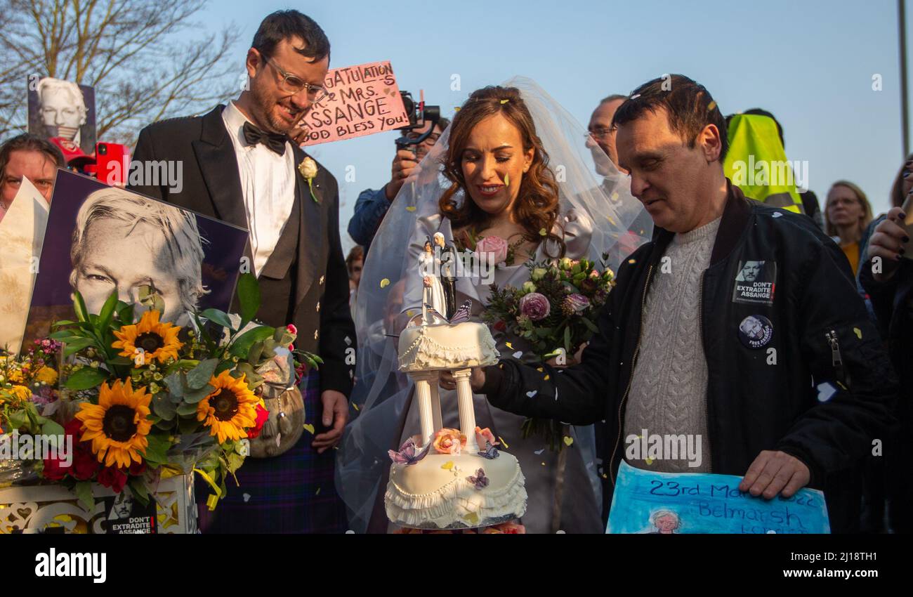 Londres, Inglaterra, Reino Unido. 23rd Mar, 2022. STELLA MORRIS es vista por el pastel de boda fuera de la prisión de Belmarsh después de casarse con el fundador de Wikileaks Julian Assange dentro de la prisión. (Imagen de crédito: © Tayfun Salci/ZUMA Press Wire) Crédito: ZUMA Press, Inc./Alamy Live News Foto de stock