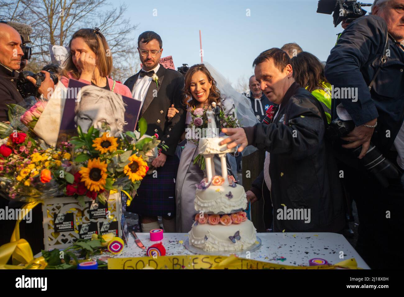 Londres, Inglaterra, Reino Unido. 23rd Mar, 2022. STELLA MORRIS es vista por el pastel de boda fuera de la prisión de Belmarsh después de casarse con el fundador de Wikileaks Julian Assange dentro de la prisión. (Imagen de crédito: © Tayfun Salci/ZUMA Press Wire) Crédito: ZUMA Press, Inc./Alamy Live News Foto de stock