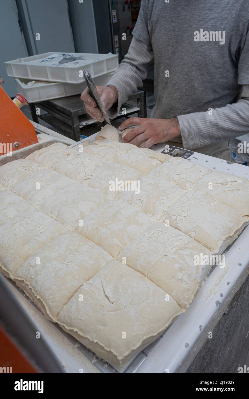 Panadero artesanal y chef de pastelería. Detalle de las manos del chef  panadero preparando masa de pan en una panadería Fotografía de stock - Alamy