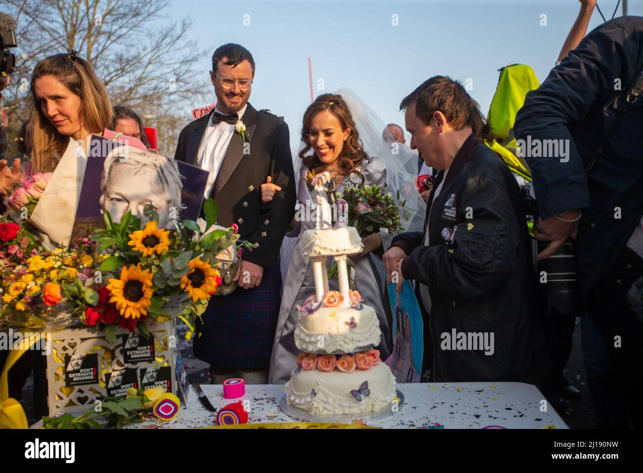 Londres, Inglaterra, Reino Unido. 23rd Mar, 2022. STELLA MORRIS es vista por el pastel de boda fuera de la prisión de Belmarsh después de casarse con el fundador de Wikileaks Julian Assange dentro de la prisión. (Imagen de crédito: © Tayfun Salci/ZUMA Press Wire) Crédito: ZUMA Press, Inc./Alamy Live News Foto de stock