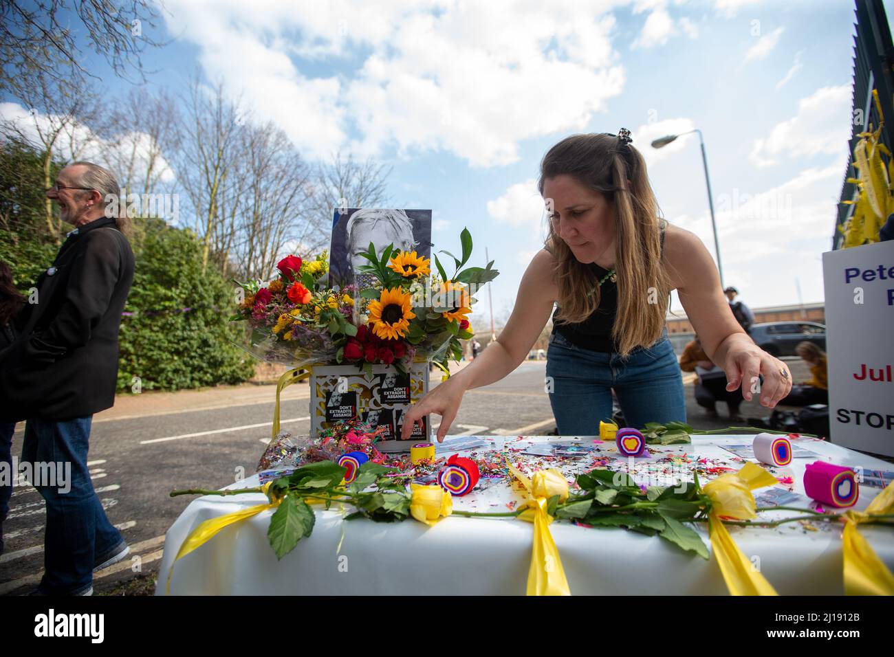 Londres, Inglaterra, Reino Unido. 23rd Mar, 2022. Se ve a los seguidores que están creando el escenario para la celebración fuera de la prisión de Belmarsh, ya que Stella Morris y el fundador de Wikileaks, Julian Assange, se casan dentro de la prisión. (Imagen de crédito: © Tayfun Salci/ZUMA Press Wire) Crédito: ZUMA Press, Inc./Alamy Live News Foto de stock