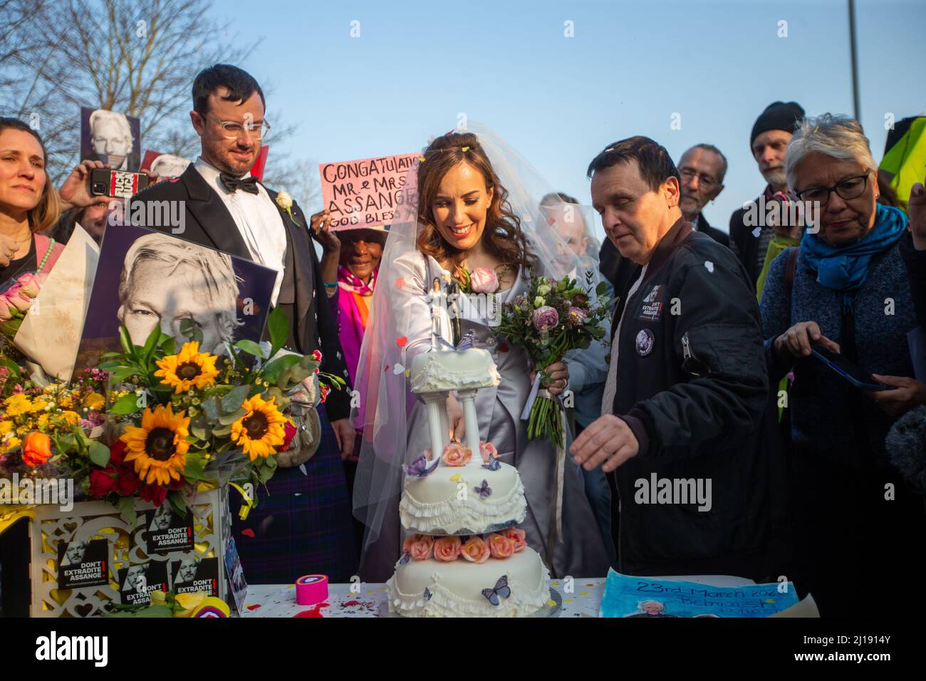 Londres, Inglaterra, Reino Unido. 23rd Mar, 2022. STELLA MORRIS es vista por el pastel de boda fuera de la prisión de Belmarsh después de casarse con el fundador de Wikileaks Julian Assange dentro de la prisión. (Imagen de crédito: © Tayfun Salci/ZUMA Press Wire) Crédito: ZUMA Press, Inc./Alamy Live News Foto de stock