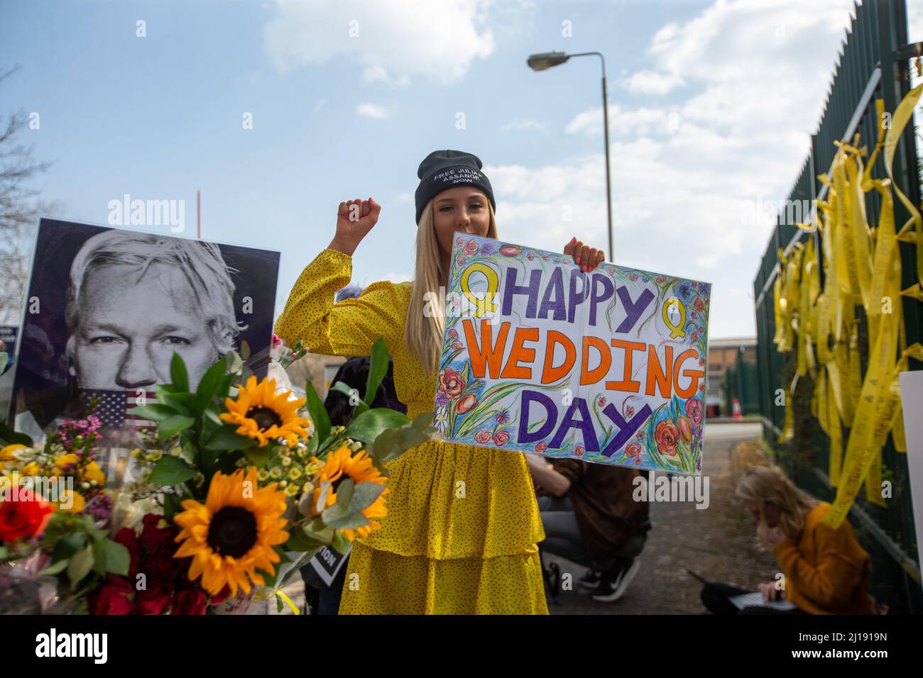 Londres, Inglaterra, Reino Unido. 23rd Mar, 2022. Se ve a los seguidores que están creando el escenario para la celebración fuera de la prisión de Belmarsh, ya que Stella Morris y el fundador de Wikileaks, Julian Assange, se casan dentro de la prisión. (Imagen de crédito: © Tayfun Salci/ZUMA Press Wire) Crédito: ZUMA Press, Inc./Alamy Live News Foto de stock