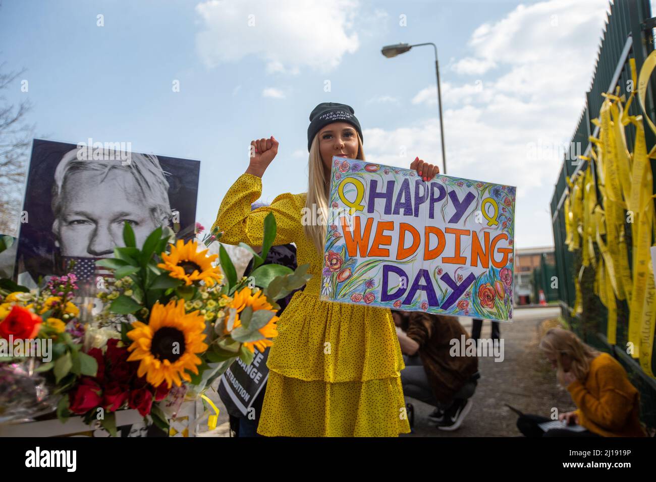 Londres, Inglaterra, Reino Unido. 23rd Mar, 2022. Se ve a los seguidores que están creando el escenario para la celebración fuera de la prisión de Belmarsh, ya que Stella Morris y el fundador de Wikileaks, Julian Assange, se casan dentro de la prisión. (Imagen de crédito: © Tayfun Salci/ZUMA Press Wire) Crédito: ZUMA Press, Inc./Alamy Live News Foto de stock