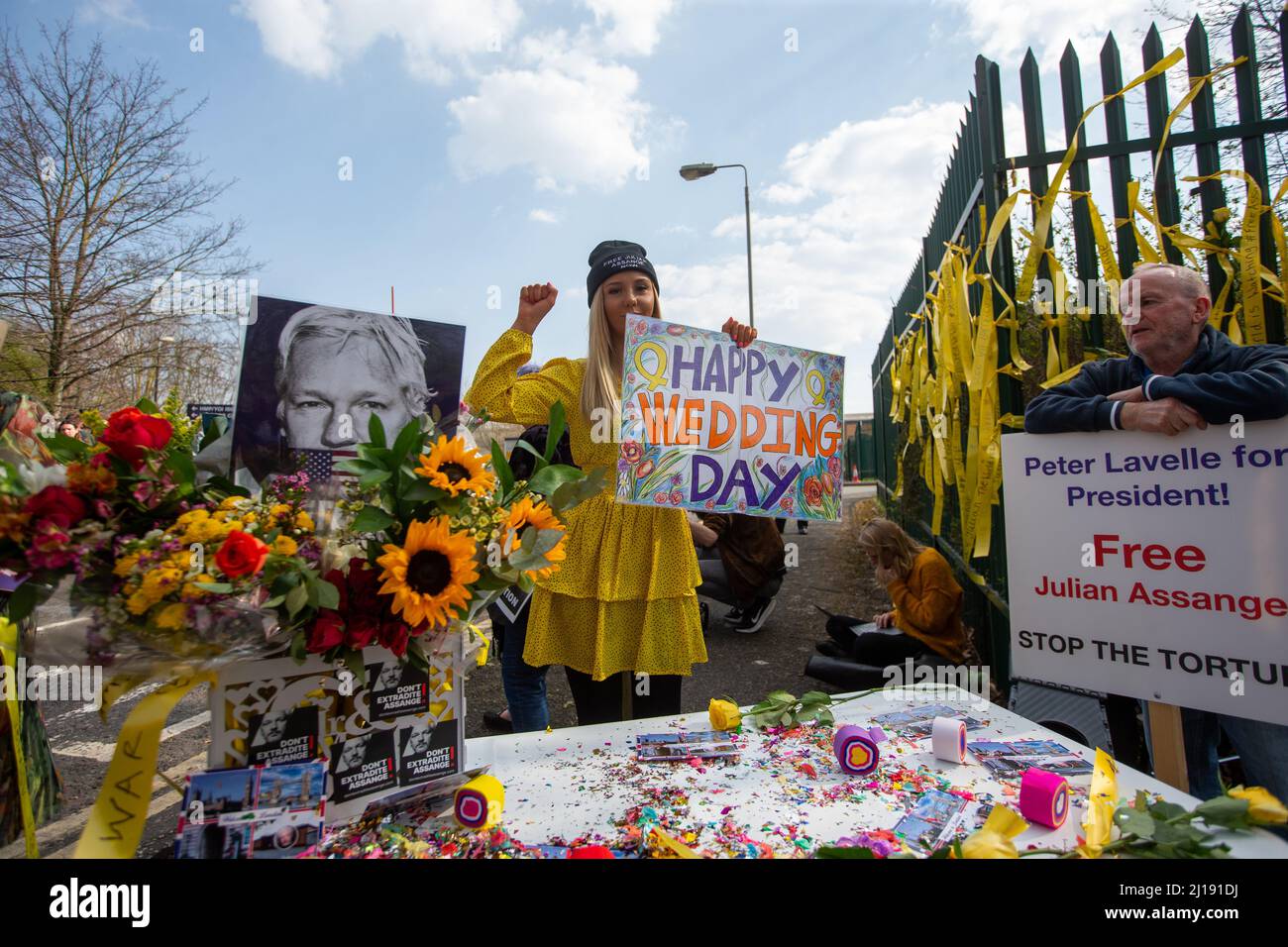 Londres, Inglaterra, Reino Unido. 23rd Mar, 2022. Se ve a los seguidores que están creando el escenario para la celebración fuera de la prisión de Belmarsh, ya que Stella Morris y el fundador de Wikileaks, Julian Assange, se casan dentro de la prisión. (Imagen de crédito: © Tayfun Salci/ZUMA Press Wire) Crédito: ZUMA Press, Inc./Alamy Live News Foto de stock