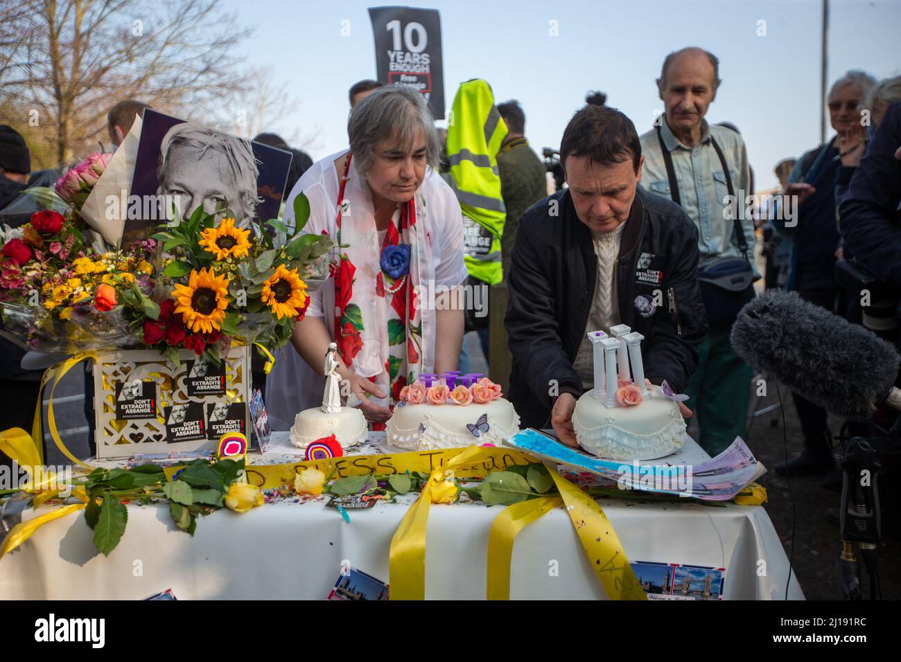 Londres, Inglaterra, Reino Unido. 23rd Mar, 2022. Se ve a los seguidores que están creando el escenario para la celebración fuera de la prisión de Belmarsh, ya que Stella Morris y el fundador de Wikileaks, Julian Assange, se casan dentro de la prisión. (Imagen de crédito: © Tayfun Salci/ZUMA Press Wire) Crédito: ZUMA Press, Inc./Alamy Live News Foto de stock