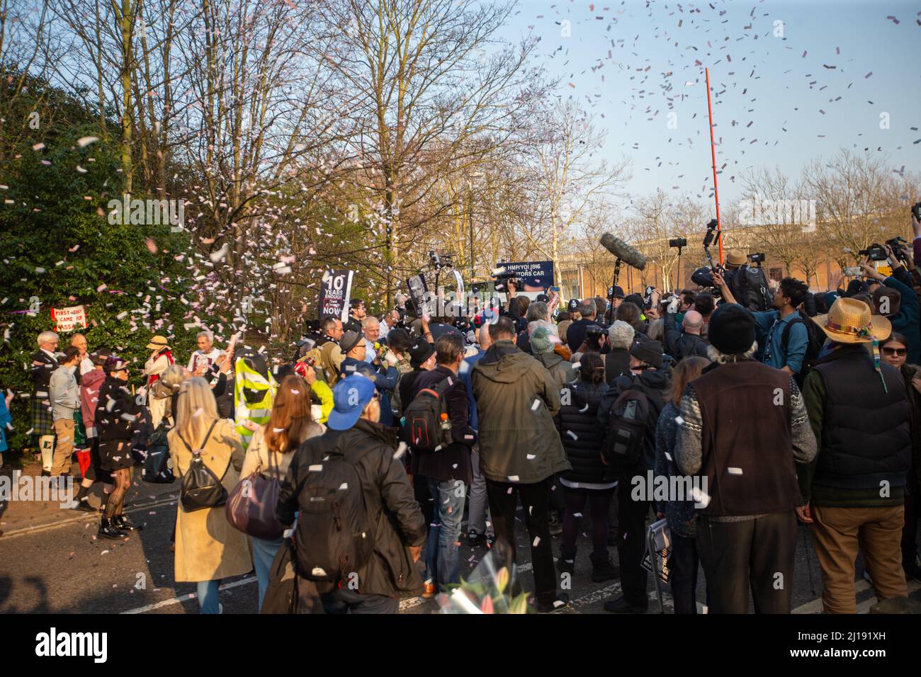 Londres, Inglaterra, Reino Unido. 23rd Mar, 2022. Se ve a los seguidores que están creando el escenario para la celebración fuera de la prisión de Belmarsh, ya que Stella Morris y el fundador de Wikileaks, Julian Assange, se casan dentro de la prisión. (Imagen de crédito: © Tayfun Salci/ZUMA Press Wire) Crédito: ZUMA Press, Inc./Alamy Live News Foto de stock