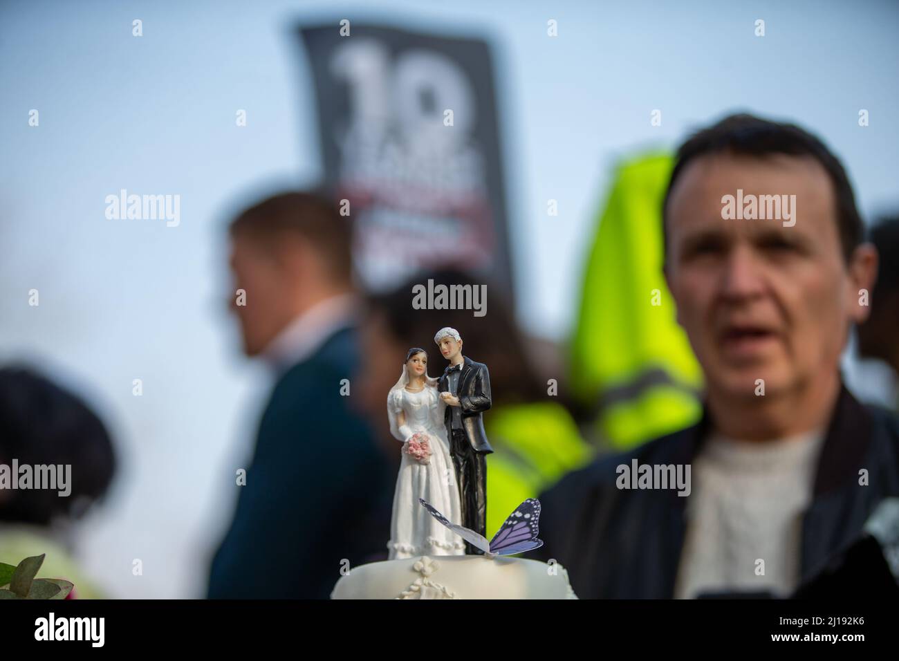 Londres, Inglaterra, Reino Unido. 23rd Mar, 2022. Se ve a los seguidores que están creando el escenario para la celebración fuera de la prisión de Belmarsh, ya que Stella Morris y el fundador de Wikileaks, Julian Assange, se casan dentro de la prisión. (Imagen de crédito: © Tayfun Salci/ZUMA Press Wire) Crédito: ZUMA Press, Inc./Alamy Live News Foto de stock