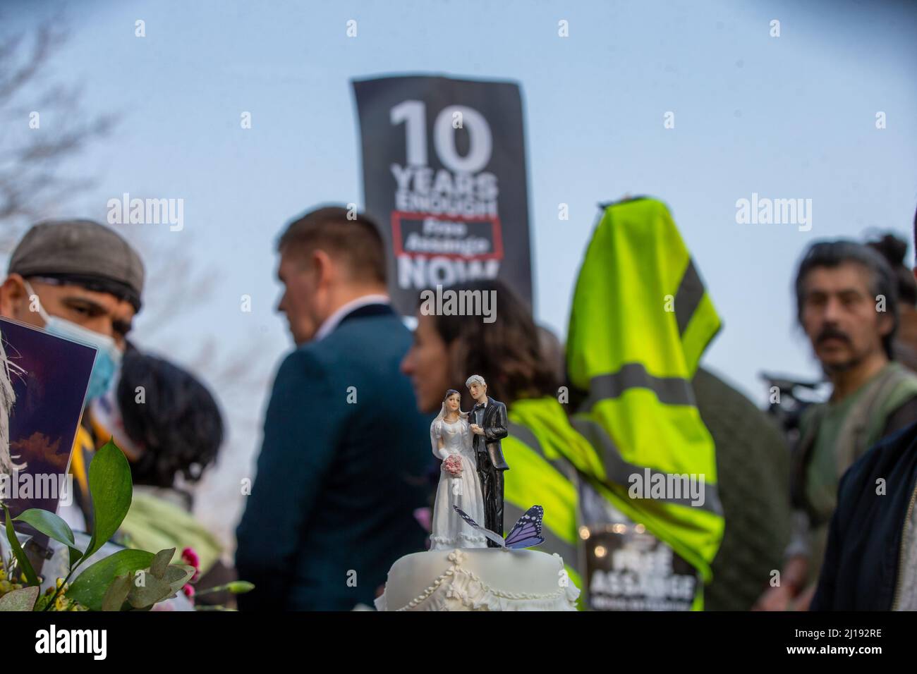 Londres, Inglaterra, Reino Unido. 23rd Mar, 2022. Se ve a los seguidores que están creando el escenario para la celebración fuera de la prisión de Belmarsh, ya que Stella Morris y el fundador de Wikileaks, Julian Assange, se casan dentro de la prisión. (Imagen de crédito: © Tayfun Salci/ZUMA Press Wire) Crédito: ZUMA Press, Inc./Alamy Live News Foto de stock