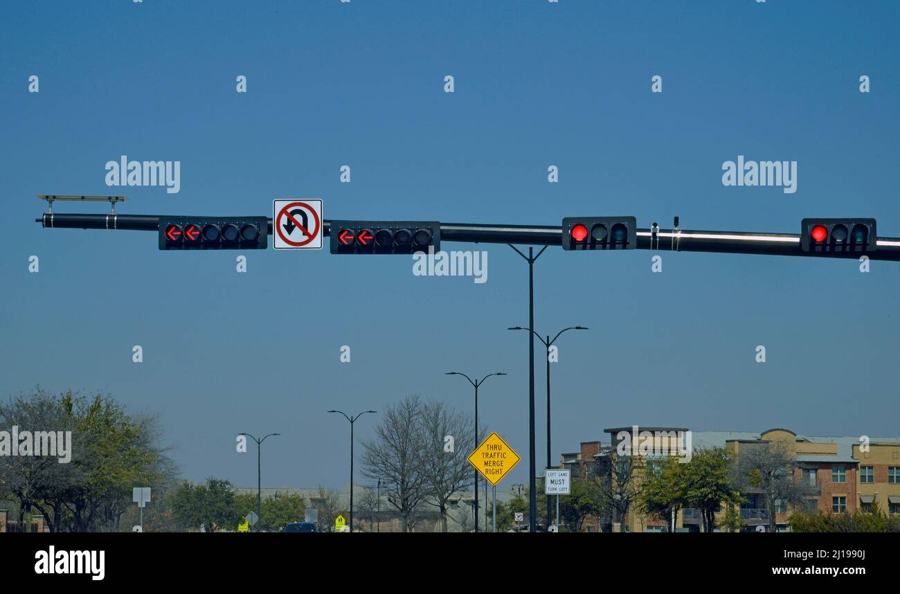 Semáforos, utilizados para controlar el tráfico y la seguridad de los peatones en las calles y carreteras. Foto de stock