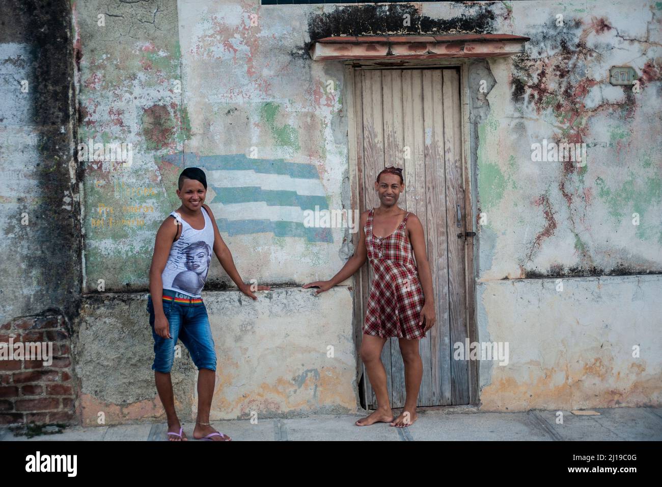 Hombre gay y mujer trans gay con una sonrisa de mujer en la cámara de Manzanillo, Cuba. Foto de stock