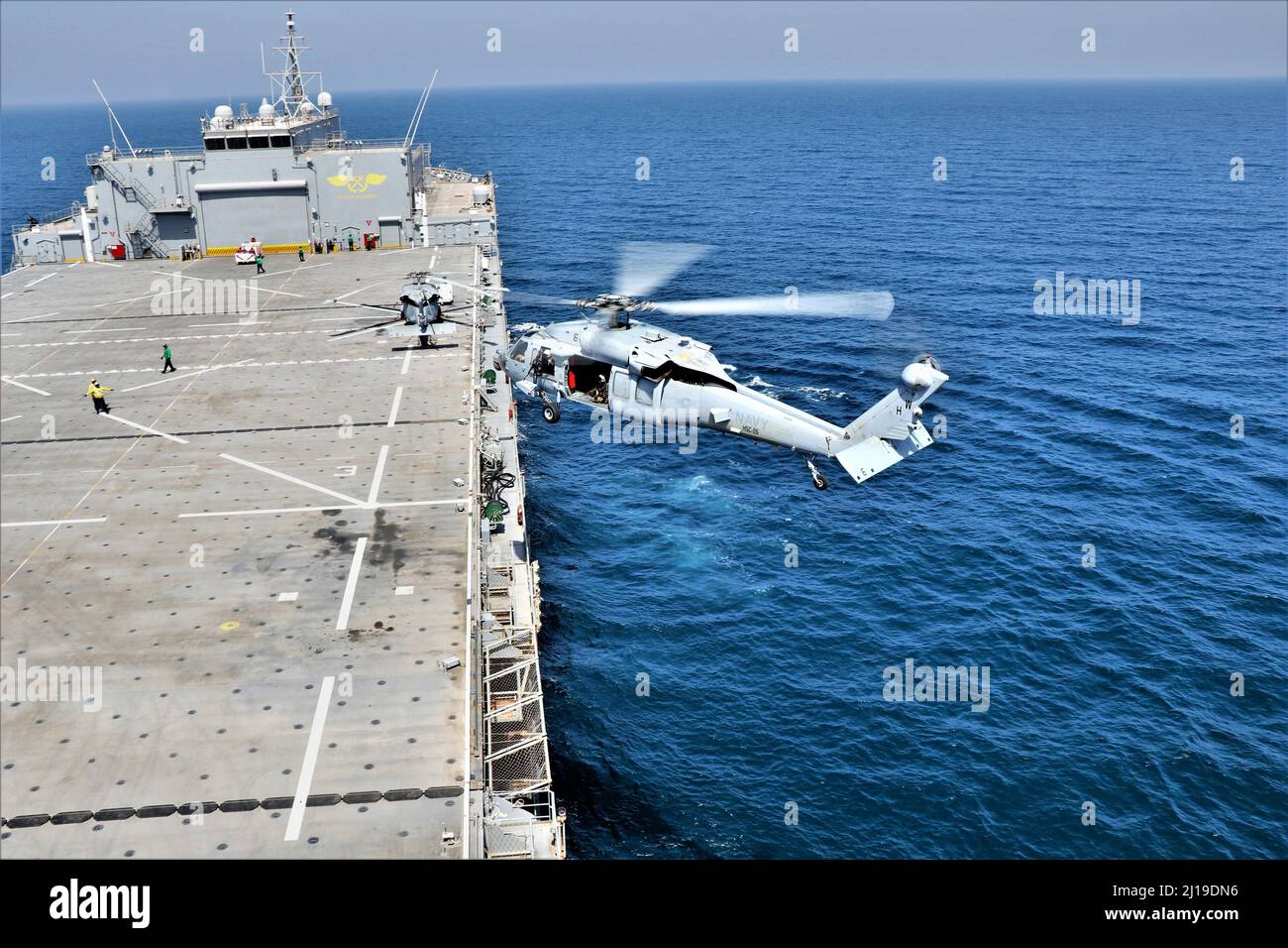 220321-N-QW438-6128 GOLFO ARÁBIGO (21 de marzo de 2022) - Un helicóptero MH-60s Seahawk conectado al Escuadrón de Combate de Mar en Helicóptero 26 aterriza en la cubierta de vuelo de la Base de Mar Expedicionaria USS Lewis B. Puller (ESB 3) mientras opera en el Golfo Arábigo, marzo de 21. USS Lewis B. Puller (ESB 3) se despliega en el área de operaciones de la Flota de los Estados Unidos 5th en apoyo de operaciones navales para asegurar la estabilidad y seguridad marítima en la Región Central, conectando el Mediterráneo y el Pacífico a través del Océano Índico Occidental y tres puntos de estrangulación estratégicos. (EE.UU Foto de la Marina por el Jefe Especialista en Logística Candi Horne) Foto de stock