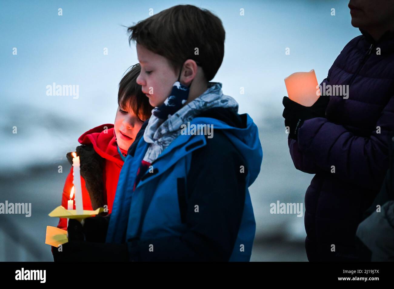Las familias en la vigilia a la luz de las velas en la que el gobernador de Vermont, Phil Scott, firmó un proyecto de ley que enviaba $640.000 dólares (USD) en ayuda a Ucrania a través de Save the Children. Foto de stock
