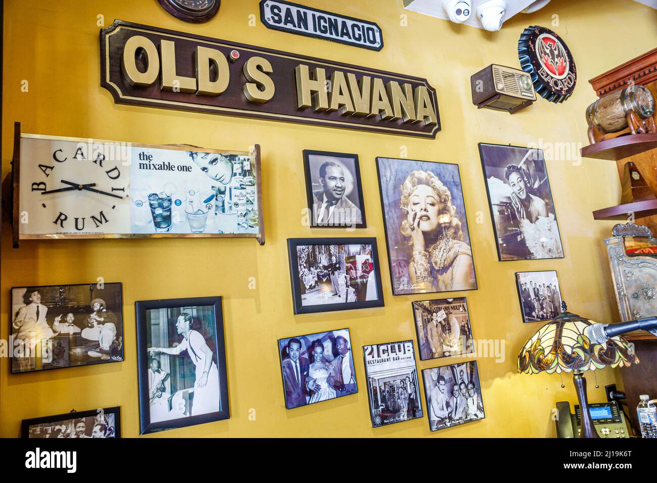 Little Havana Miami Florida Calle Ocho 8 8th Calle Barrio hispano cubano distrito histórico Old's Havana Cuban Bar & Cocina restaurante dentro Foto de stock