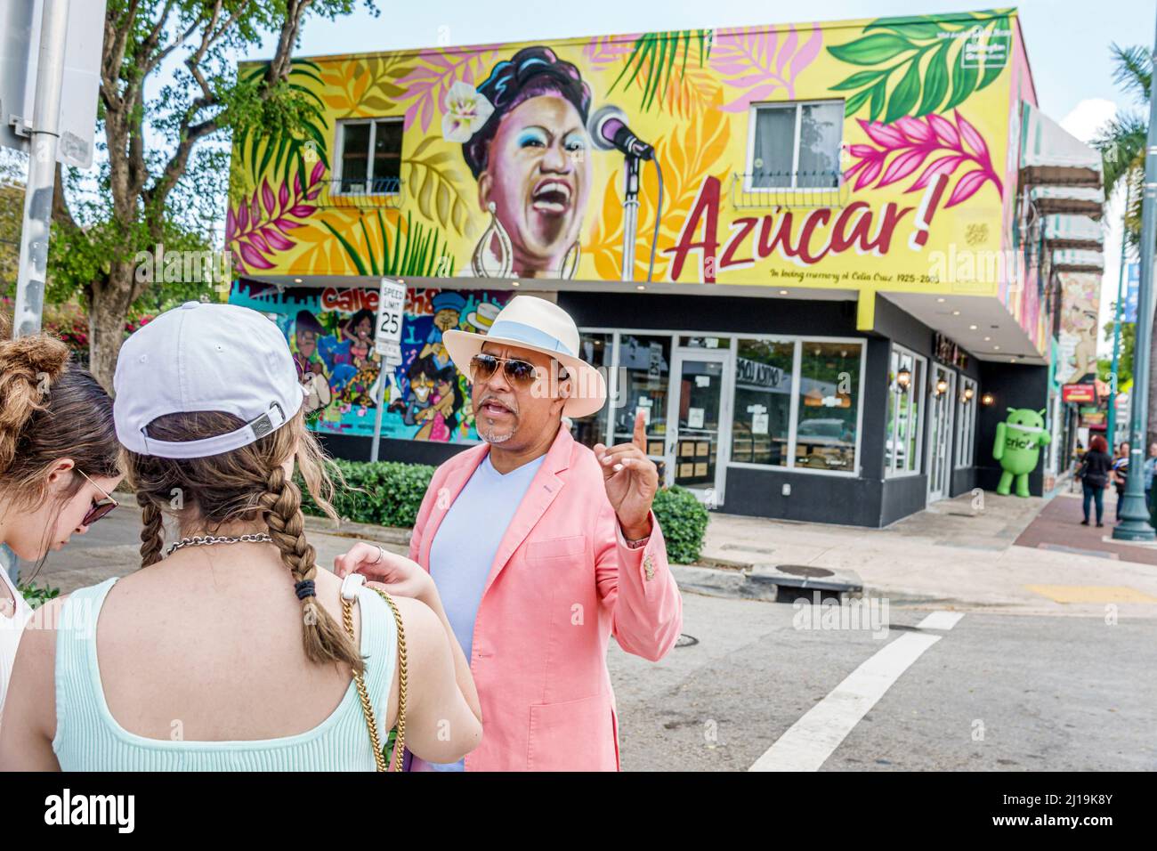 Little Havana Miami Florida Calle Ocho 8 8th Calle barrio hispano cubano distrito histórico arte arte arte arte Celia Cruz cantante hombre guía hombre explicar Foto de stock