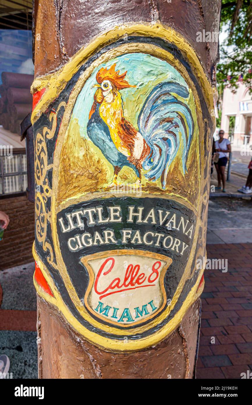 Little Havana Miami Florida Calle Ocho 8 8th Calle barrio hispano cubano distrito histórico gigante fábrica de cigarros etiqueta gallo Foto de stock