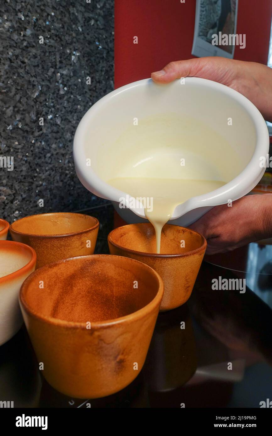 https://c8.alamy.com/compes/2j19pmg/cocina-de-suabia-preparando-pfitzauf-vertiendo-la-masa-en-cuencos-manos-de-hombres-cuencos-de-mezcla-alemania-europa-2j19pmg.jpg