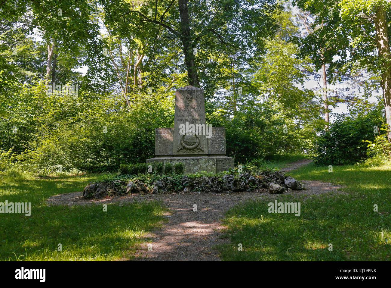 Memorial, Monumento a los Héroes Caídos en la Guerra Mundial 1914 a 1918, Memorial Stone, árboles caducifolios, Baden-Württemberg, Alemania Foto de stock