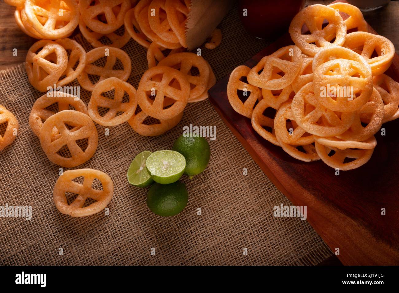 Chicharrones de harina. También conocidos como duros, duritos, ruedas de vagón o ruedas de pino Chicharrones de harina. También conocidos como duros, duritos, ruedas de vagón o ruedas de pino