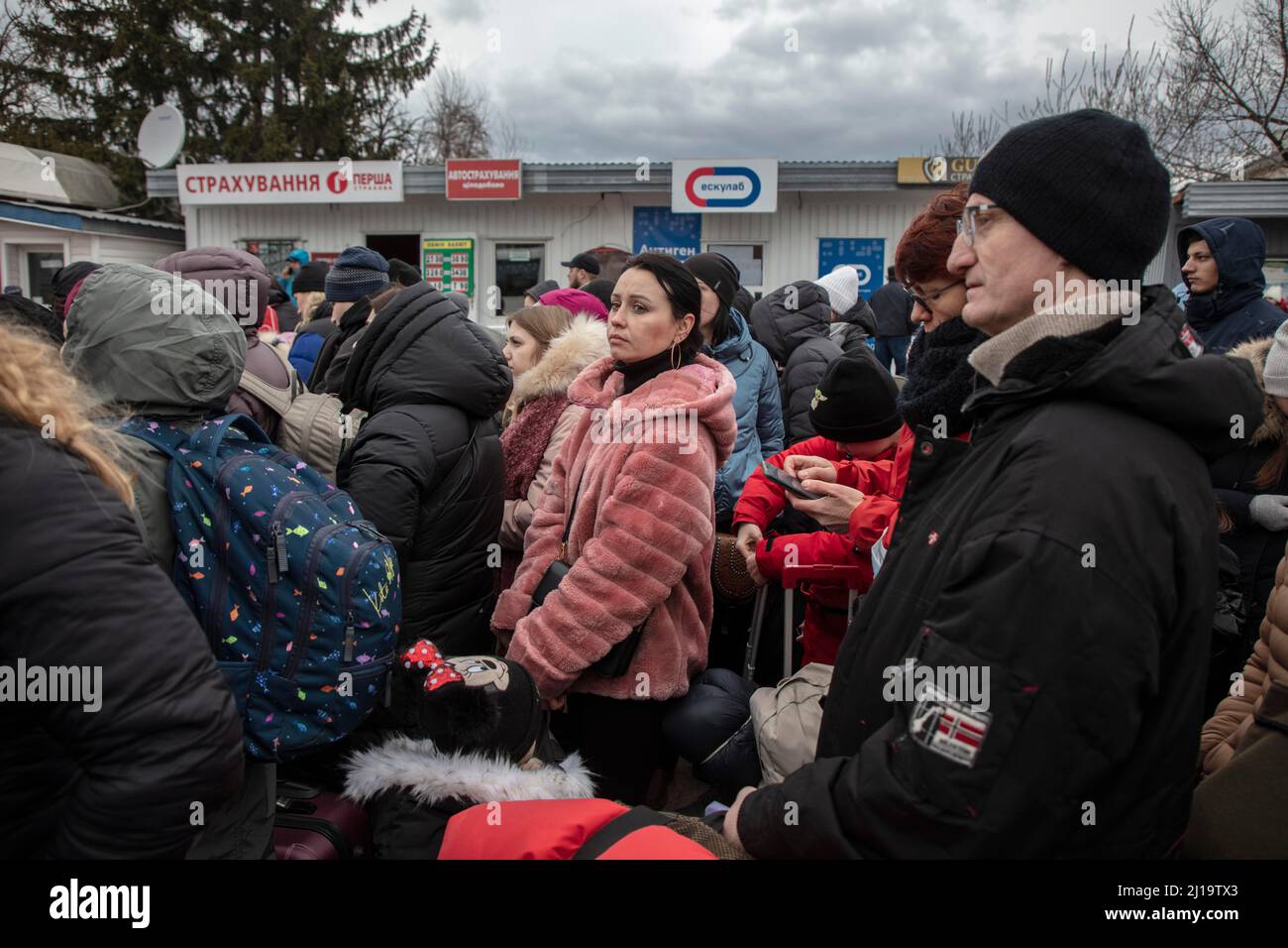 Refugiados ucranianos En la frontera, se han formado largas colas frente al control fronterizo, el cruce fronterizo, Mostyska, Ucrania Foto de stock