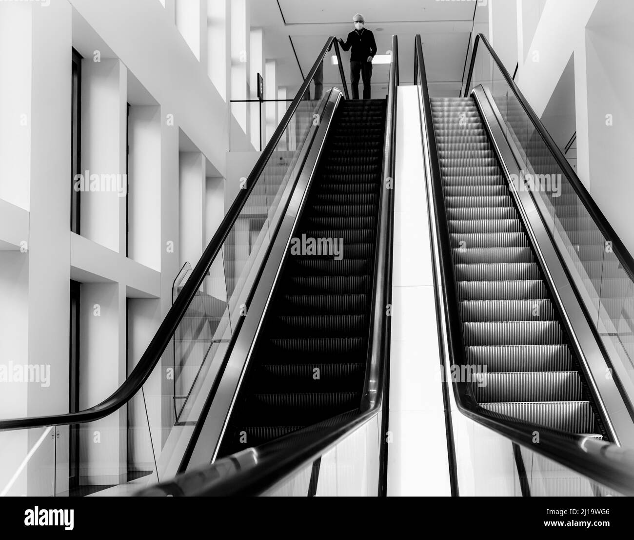 Escalera mecánica en el nuevo Humboldt Forum con el Palacio de la Ciudad, Berlín, Alemania Foto de stock