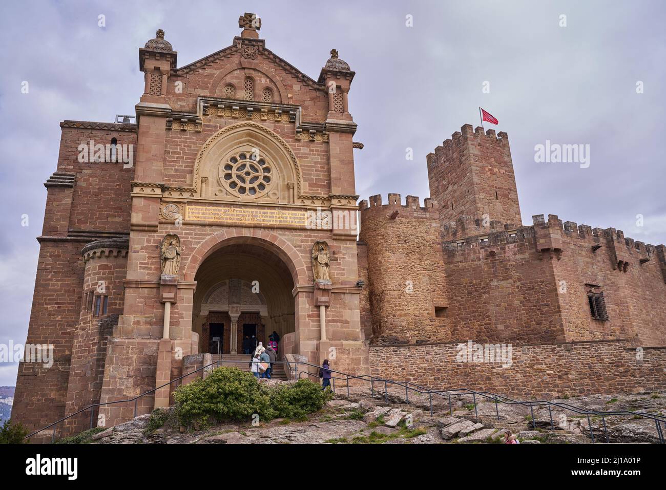 Sanguesa, Navarra España 6 2022 de marzo, castillo y la basílica adjunta de Javier Foto de stock