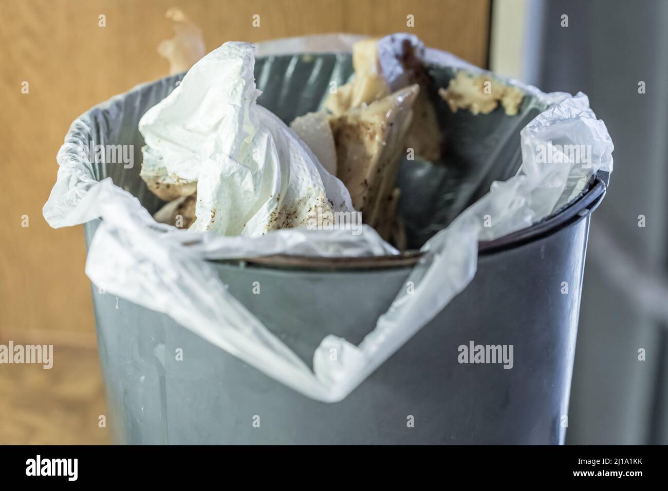 Primer plano de la papelera llena con papel y residuos de cocina en bolsa  de plástico, Alemania Fotografía de stock - Alamy
