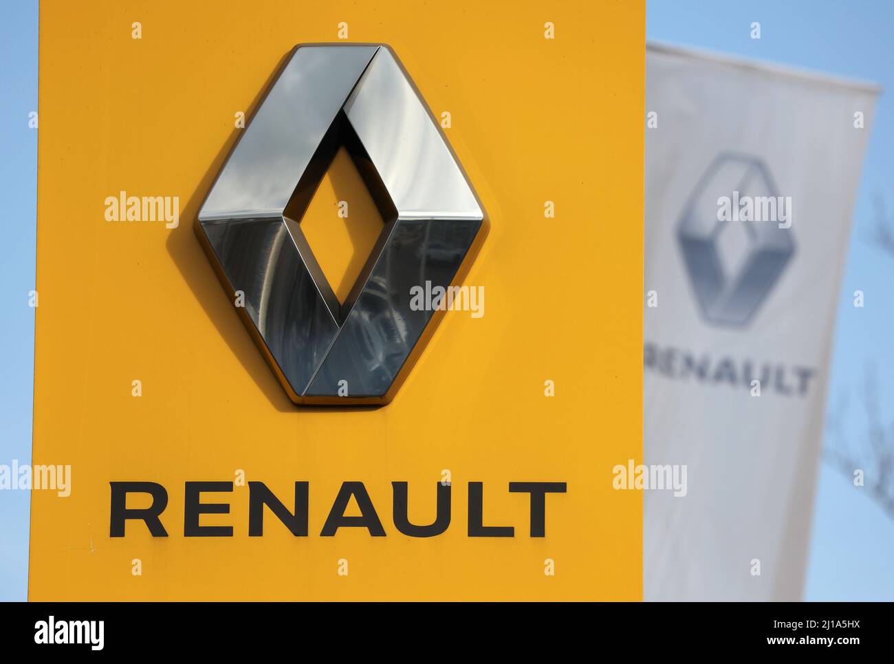 Un tablero con el logotipo de Renault está en exhibición cerca de una sala de exposición de coches en San Petersburgo, Rusia, 24 de marzo de 2022. FOTÓGRAFO REUTERS/REUTERS Foto de stock