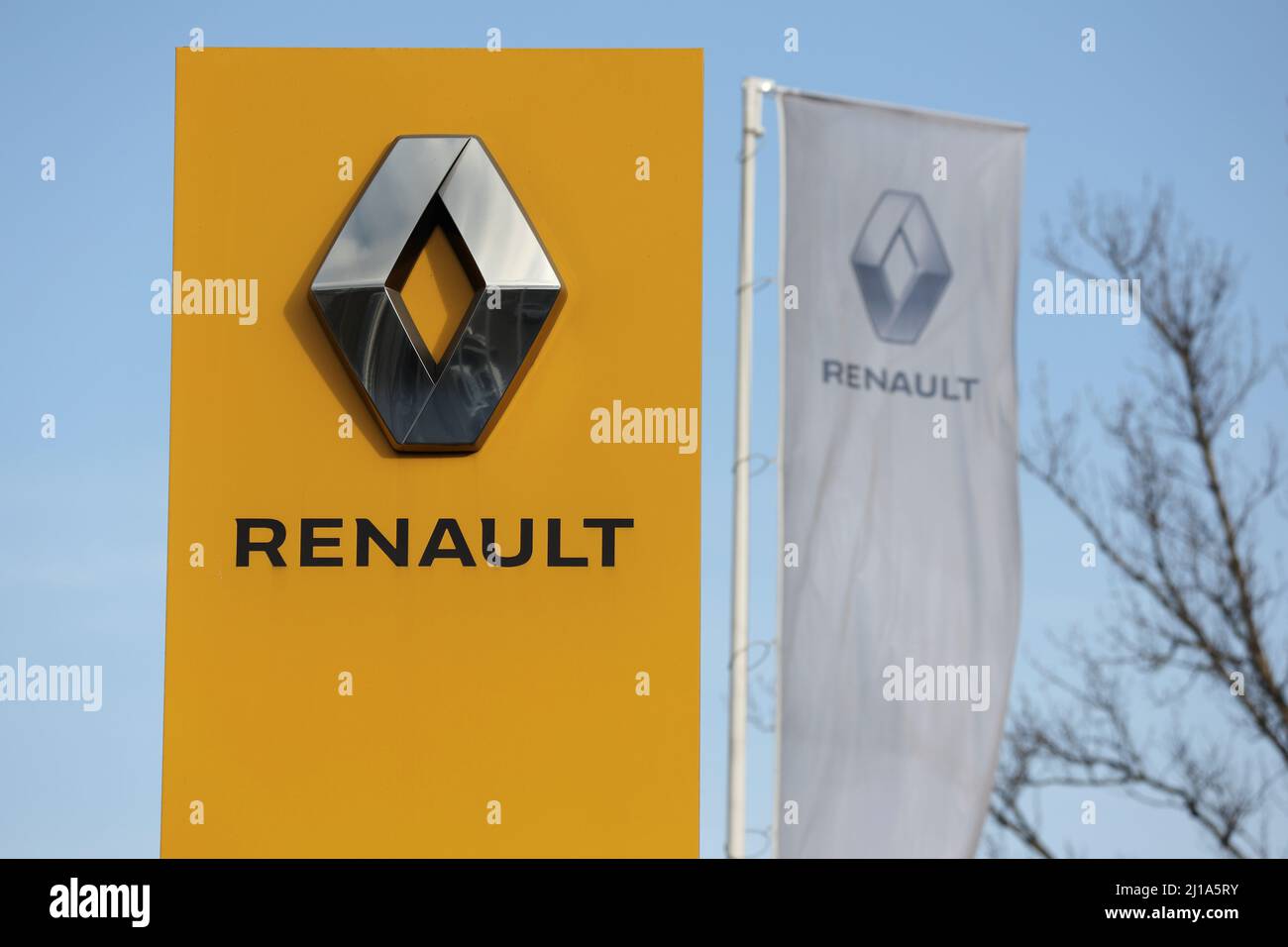 Un tablero con el logotipo de Renault está en exhibición cerca de una sala de exposición de coches en San Petersburgo, Rusia, 24 de marzo de 2022. FOTÓGRAFO REUTERS/REUTERS Foto de stock