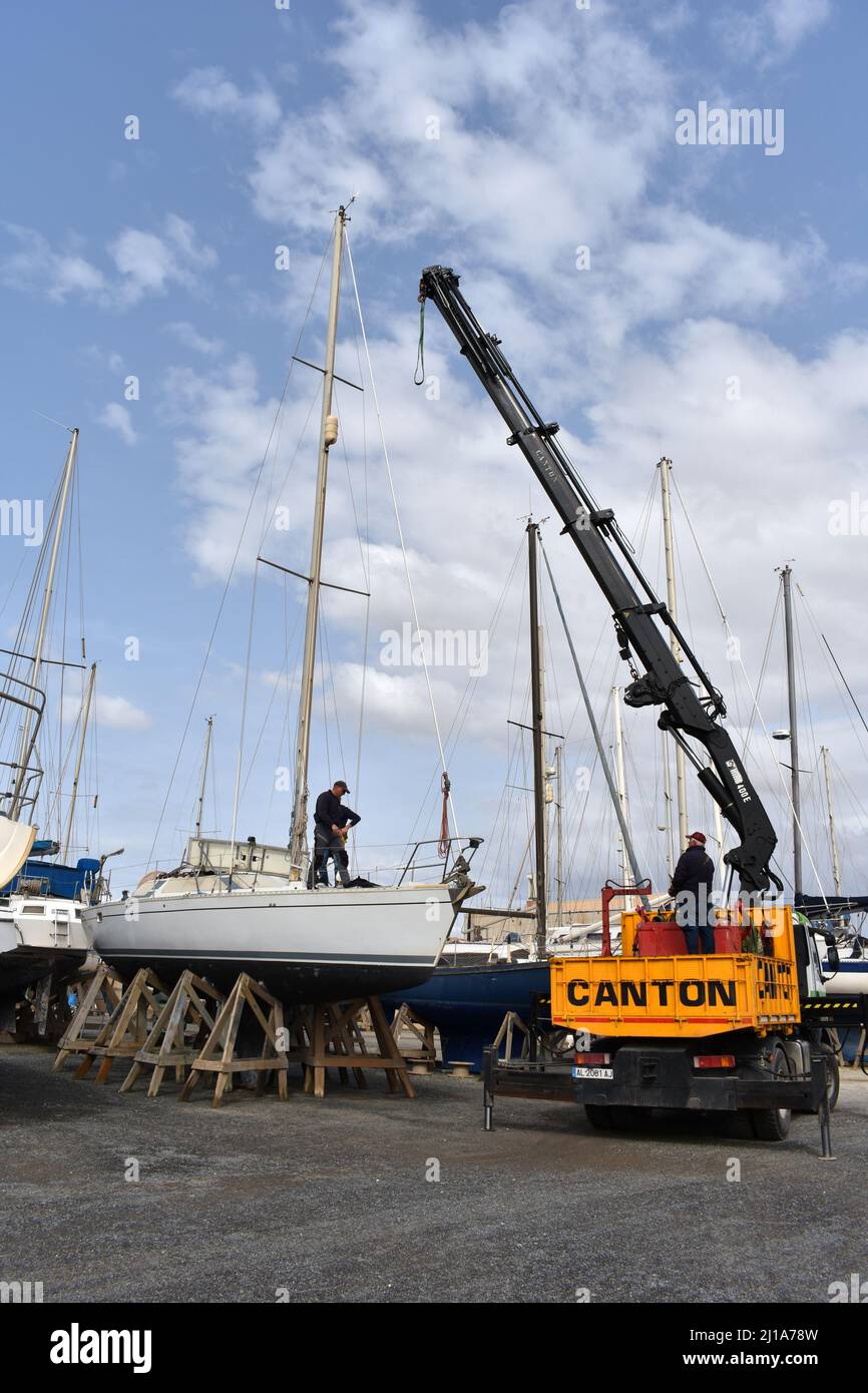 Mástil de yate siendo removido por una grúa, el puerto deportivo de Almerimar, Almería, España Foto de stock