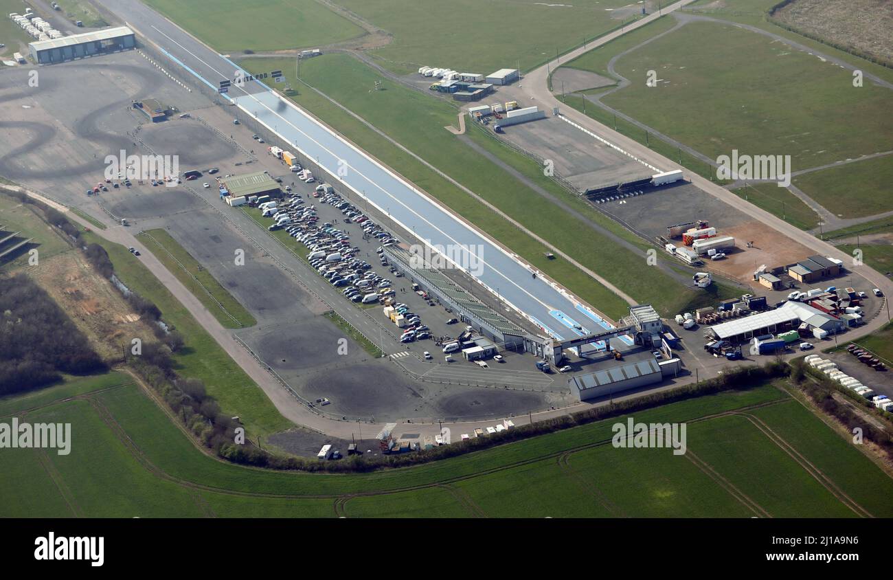 Vista aérea de Santa Pod Raceway, un circuito de autos de arrastre cerca de Wellingborough, Northamptonshire Foto de stock