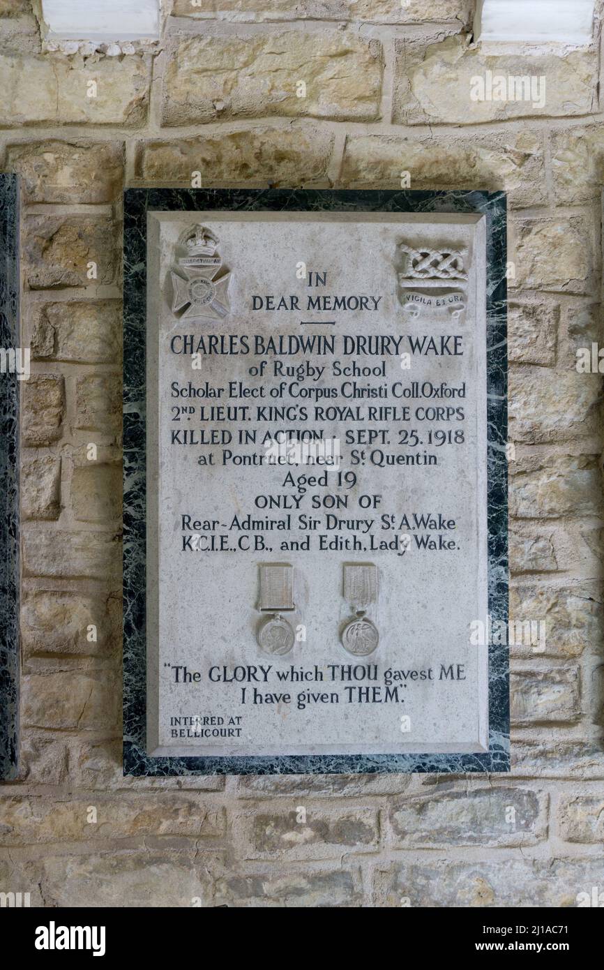 Placa conmemorativa montada en la pared de Charles Wake, muerto en Francia en WW1; iglesia de San Pedro y San Pablo, Courteenhall, Northamptonshire, Reino Unido Foto de stock