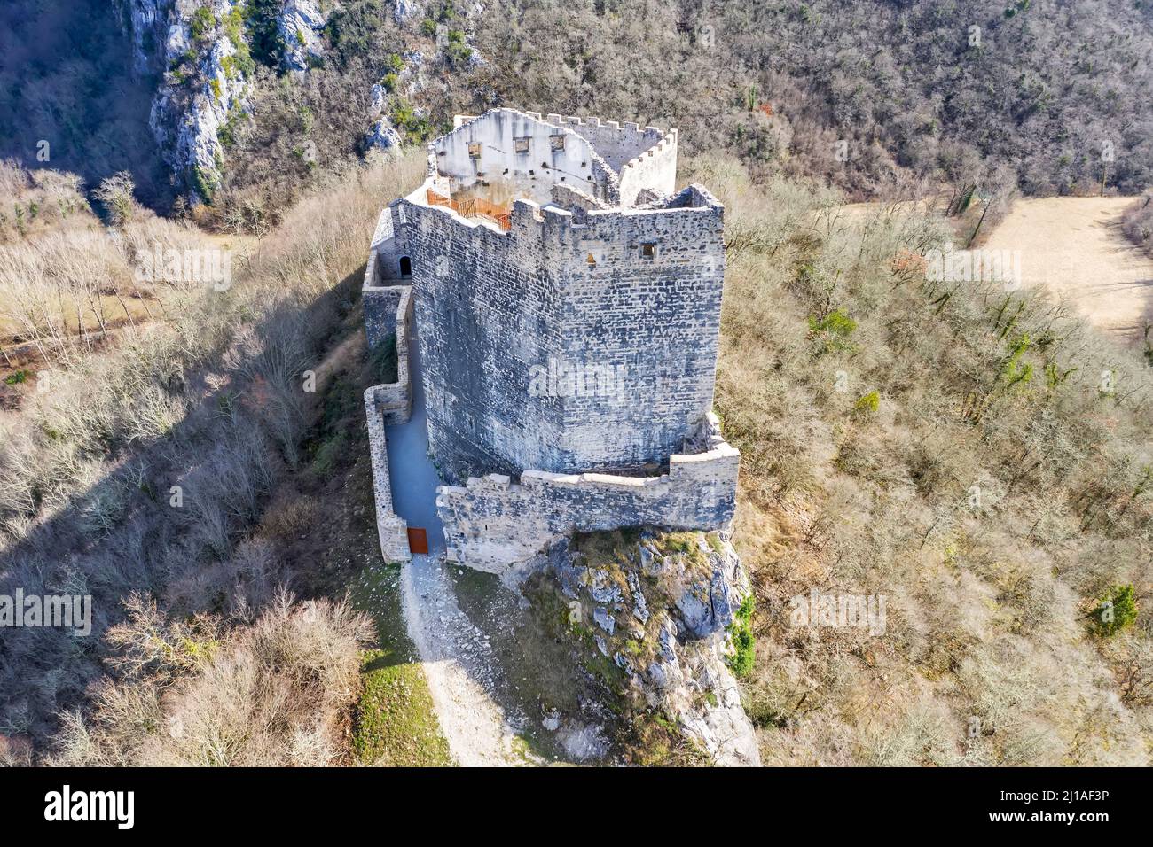 Una vista aérea del antiguo castillo Pietrapelosa, renovado, situado entre Buzet y Livade, Istria, Croacia Foto de stock