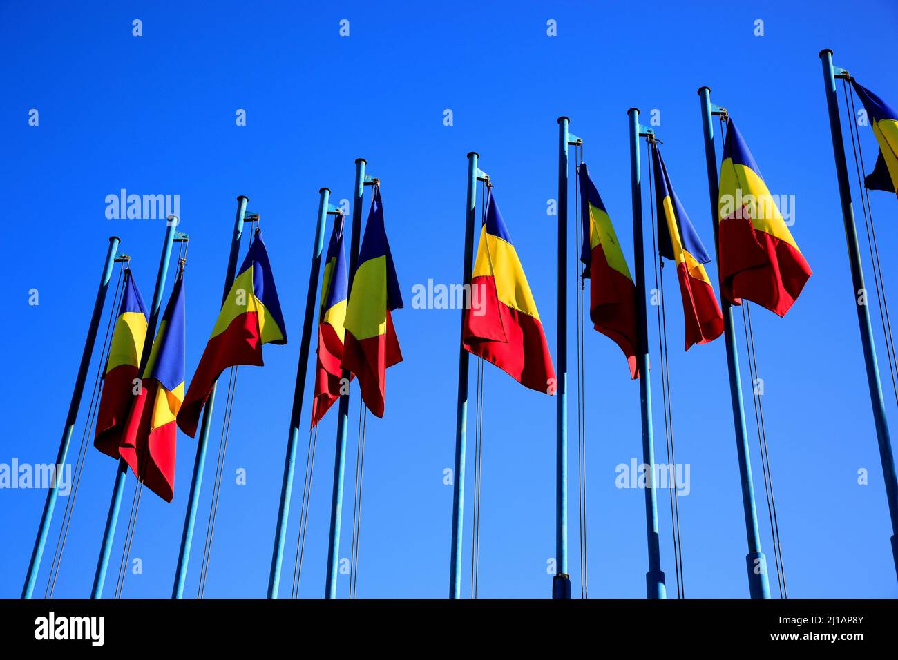 Nationalflagge von Rumänien, fotografiert en Cluj, Siebenbürgen, Rumänien / Bandera nacional de Rumania fotografiada en Cluj, Transilvania, Rumania (A Foto de stock
