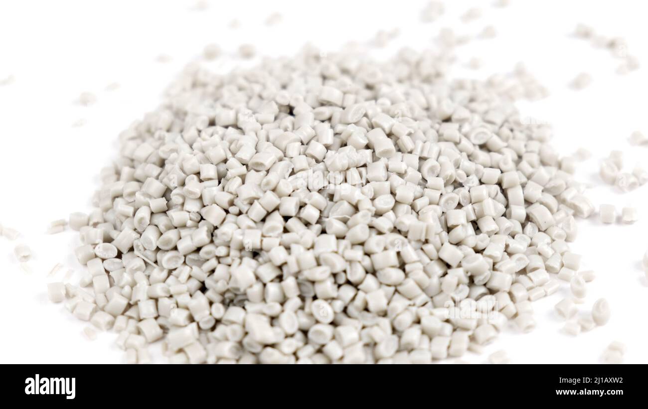 Gránulo secundario de polipropileno, pellets de plástico blanco que se desmenuza a la mesa. Materias primas plásticas en gránulos para la industria. Resina polimérica Foto de stock