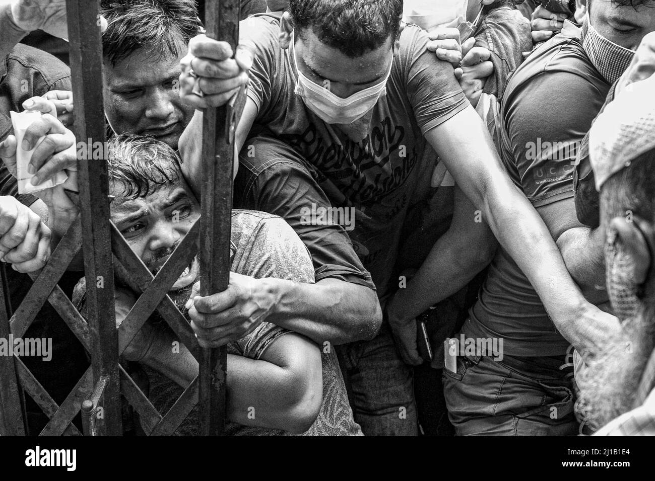 Cuando se introdujo la vacunación durante el apogeo de la pandemia Covid-19, hubo una lucha pública para vacunarse. 07 de Ago de 2021 Foto de stock