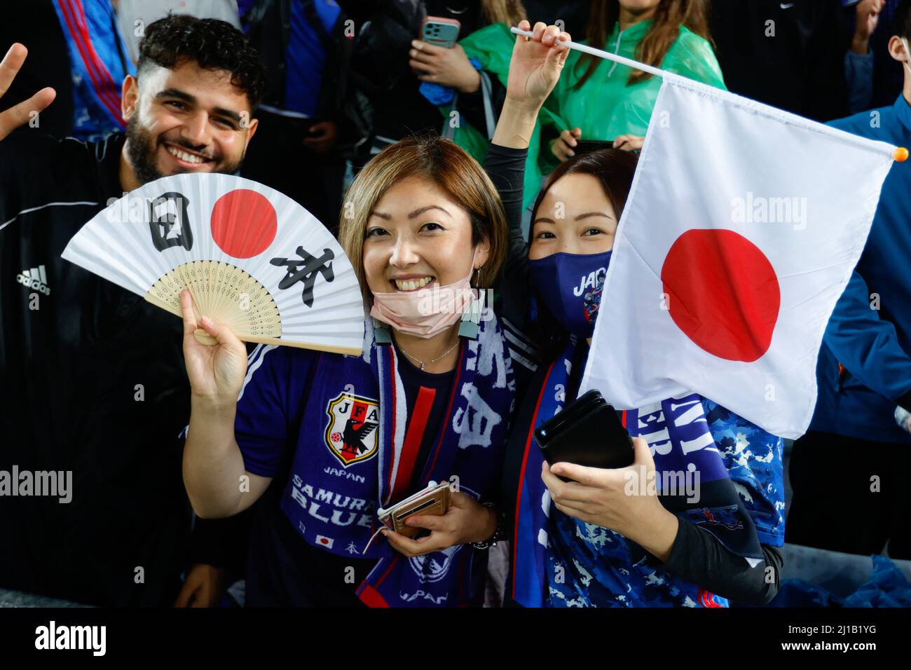 Sídney, Australia. 24th Mar, 2022. Los aficionados japoneses celebran su  participación en la Copa Mundial de Qatar durante el partido de  clasificación de la Copa Mundial de la FIFA 2022 entre Australia