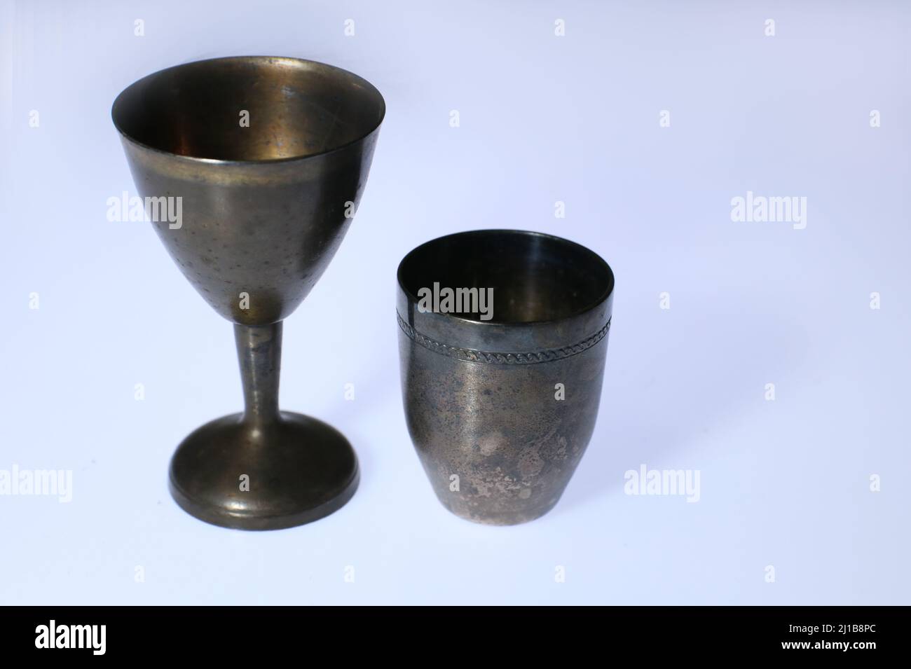 Copas de vino de metal fotografías e imágenes de alta resolución - Alamy