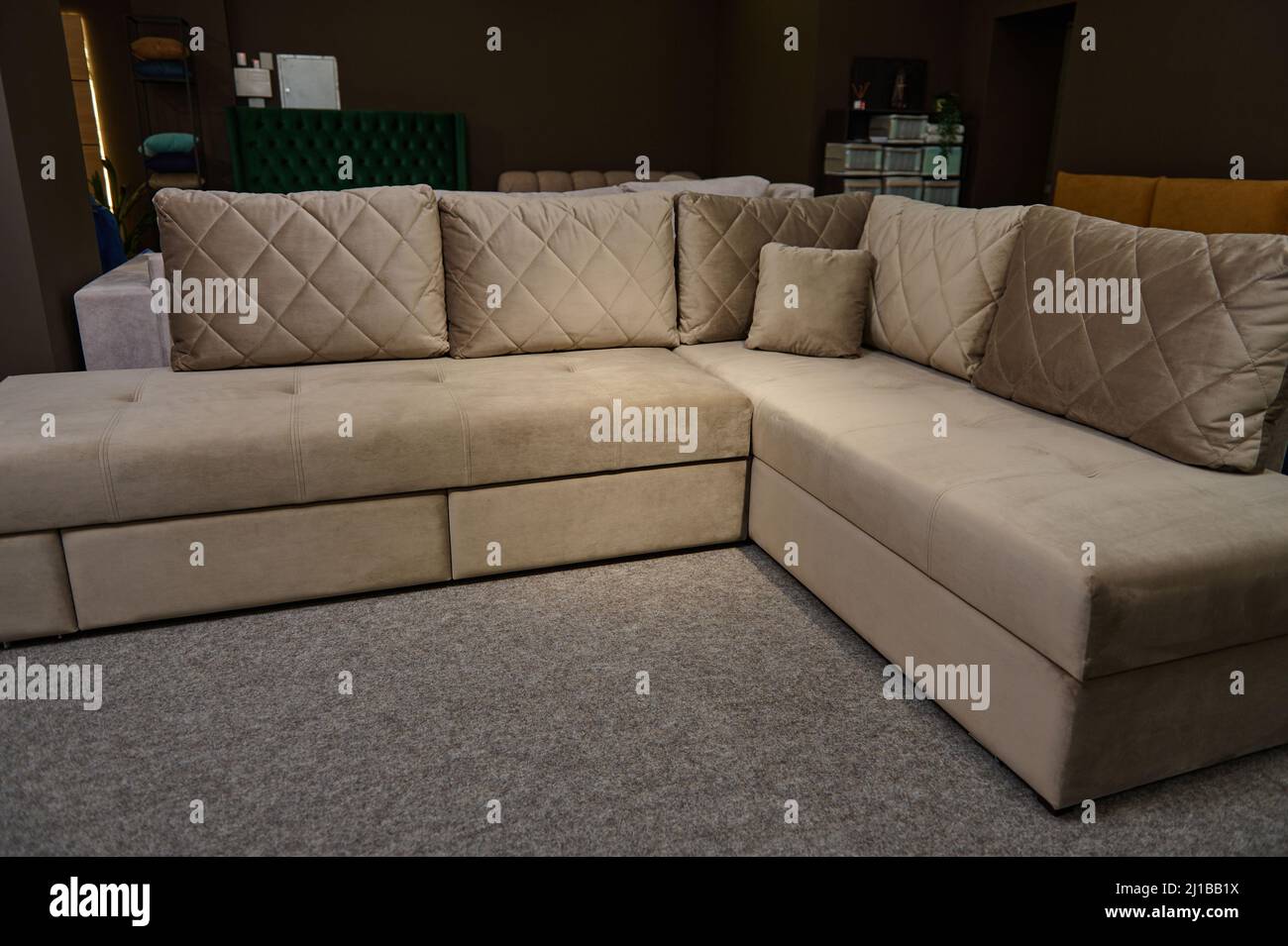 Muebles tapizados en exposición la venta en la sala exposición de la de Sofás modernos y elegantes, sofás y sofás con cojines de colores brillantes Fotografía de stock -