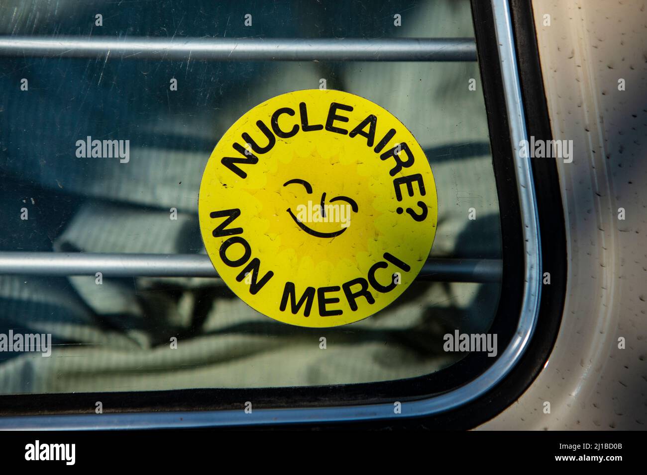 Französischer Atomkraft - Nein Danke Aufkleber / Nucleaire? Non Merci auf einem alten Auto. Foto de stock