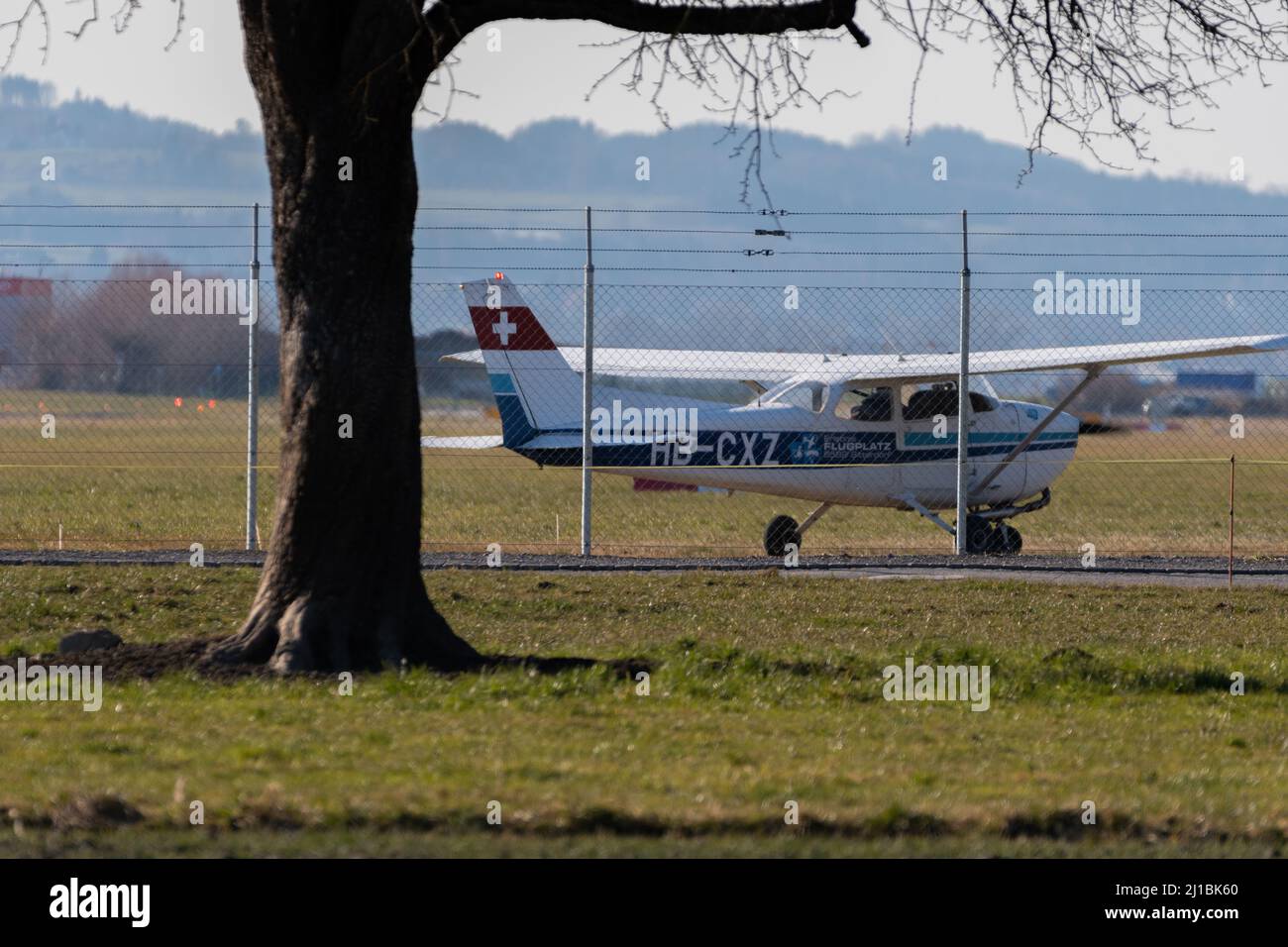 Saint Gallen, Altenrhein, Suiza, 12 de febrero de 2022 Cessna 172 hélice avión en la bahía de espera en el aeropuerto Foto de stock